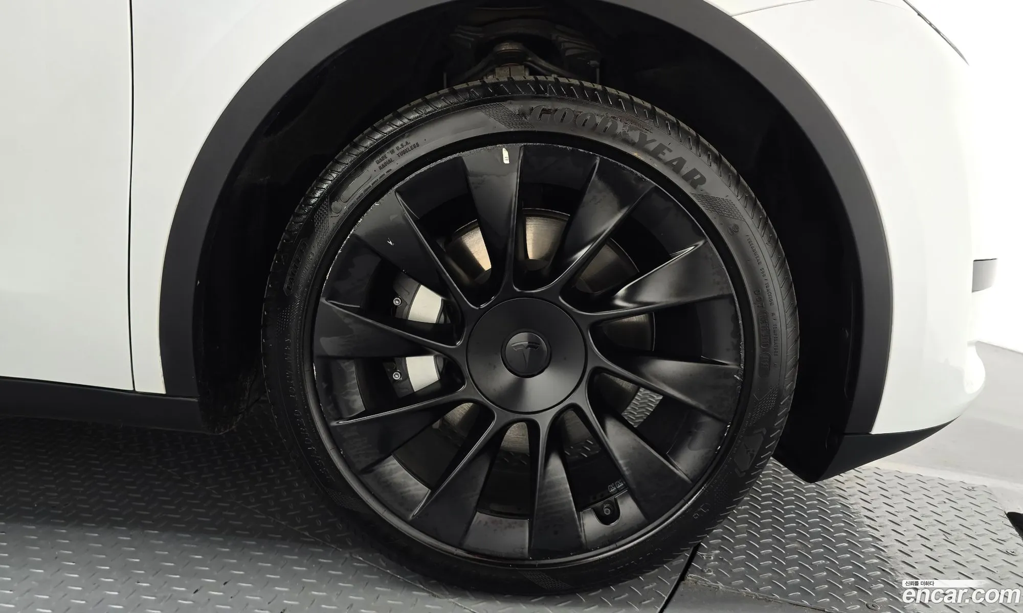 Tesla Model Y 2023 LRWYGCFS3PC074558 — 29