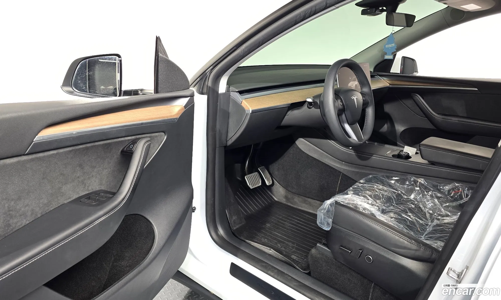 Tesla Model Y 2023 LRWYGCFS3PC074558 — 4
