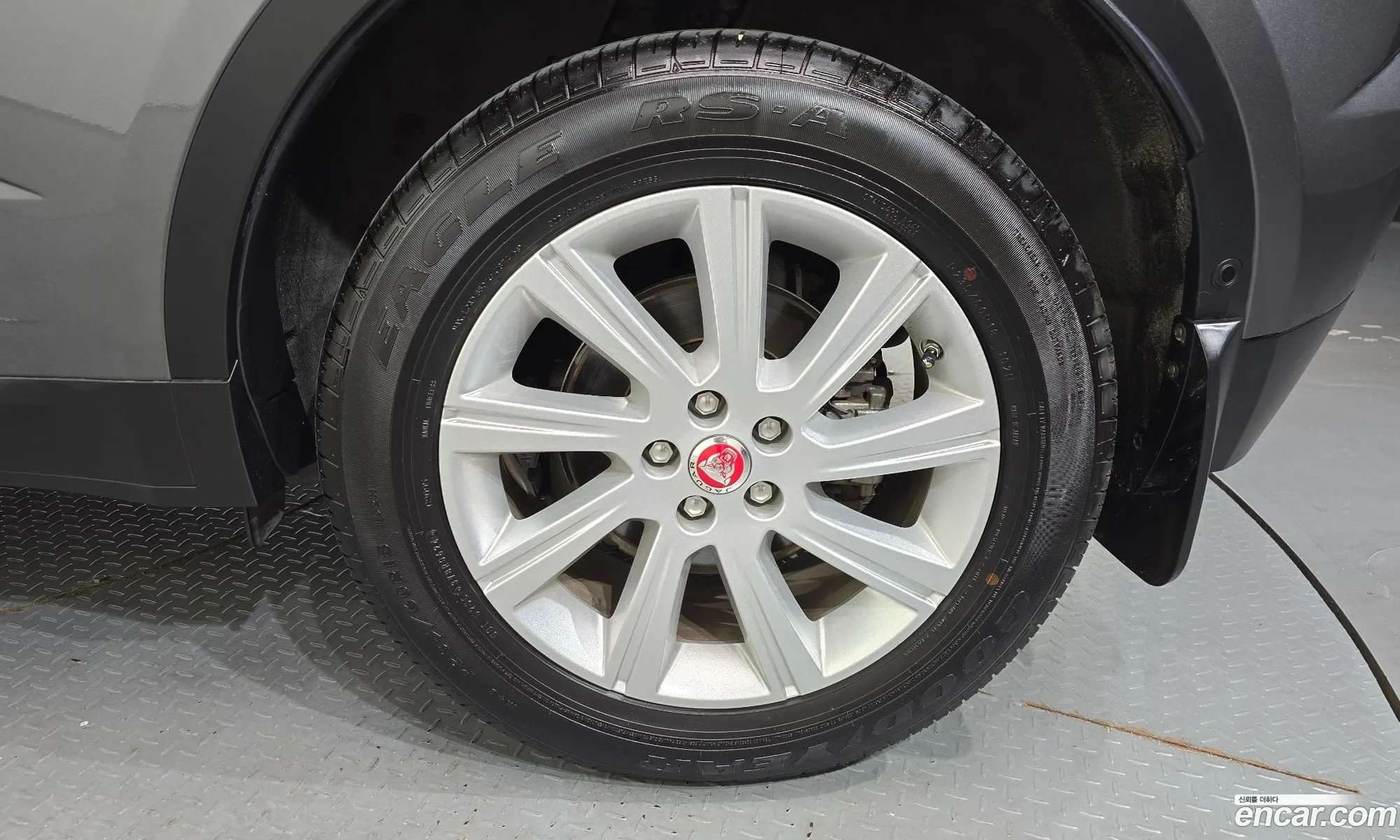 Jaguar E-Pace 2018 SADFA2BX7J1Z20897 — 17
