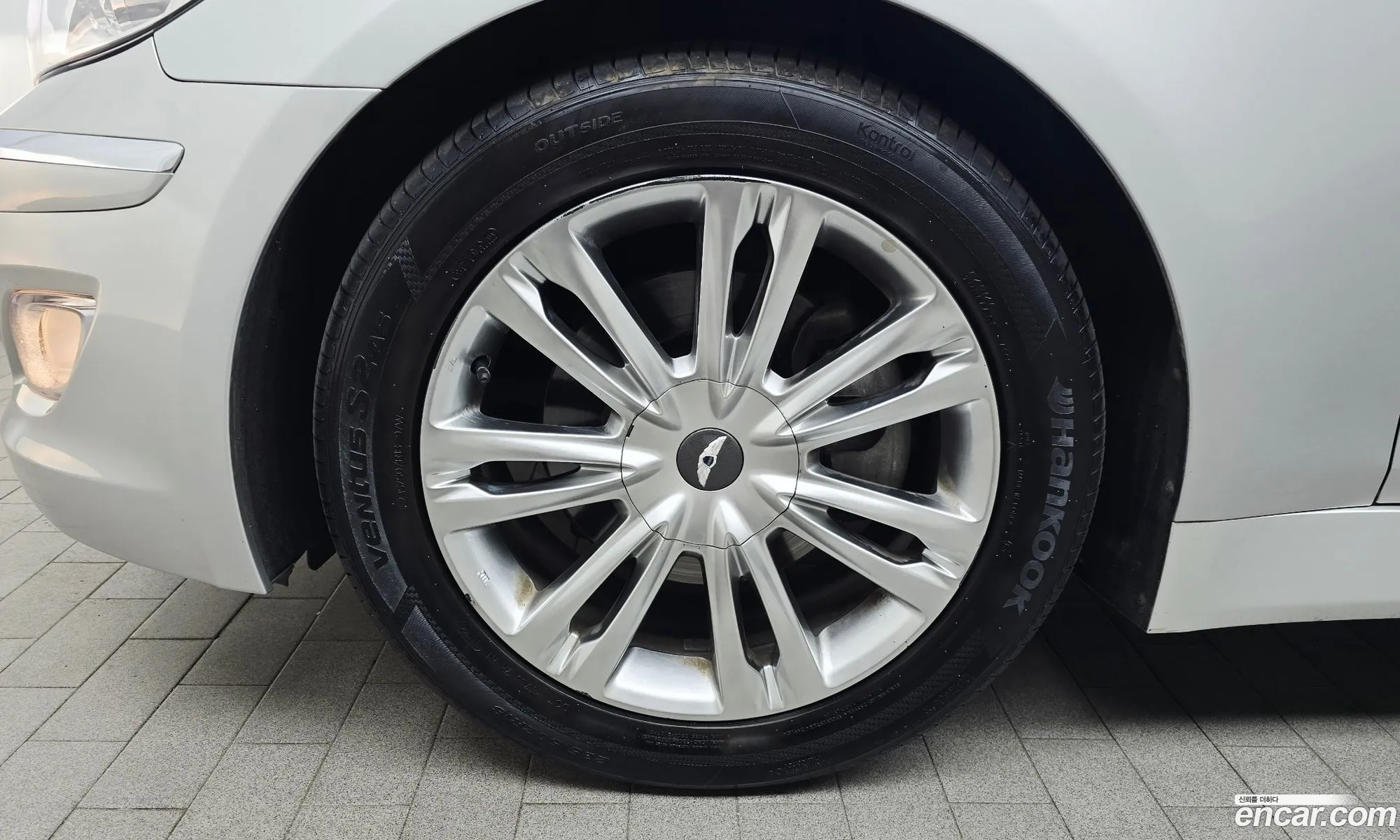 Hyundai Genesis 2011 — 12