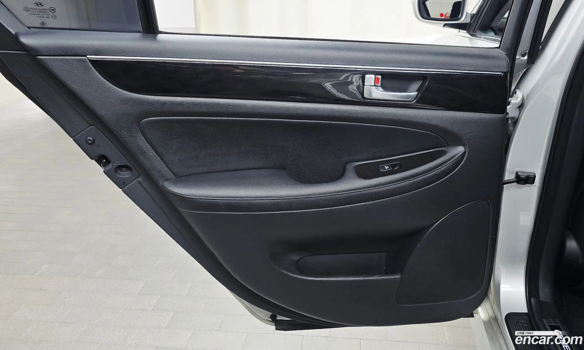 Hyundai Genesis 2011 — 21