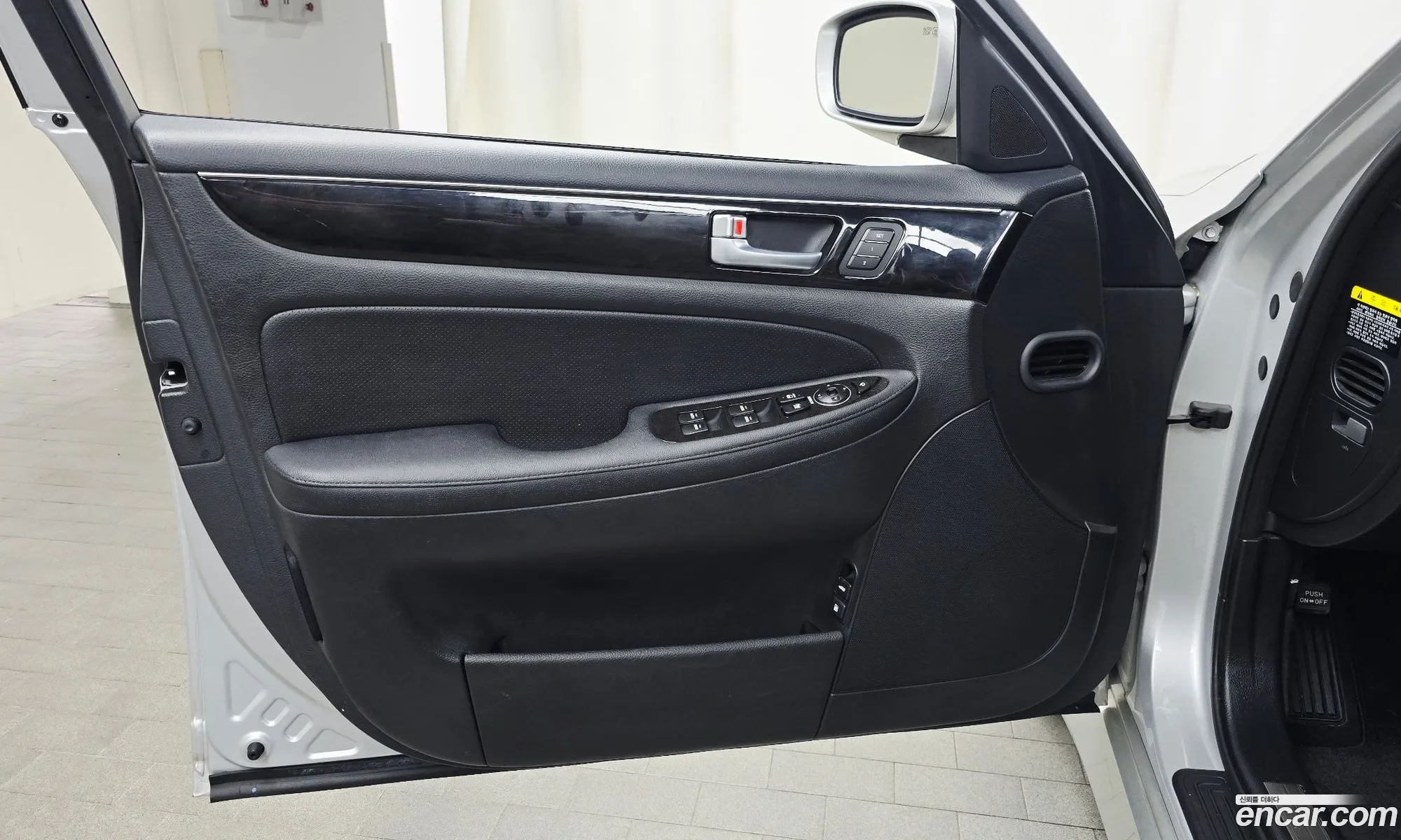 Hyundai Genesis 2011 — 11