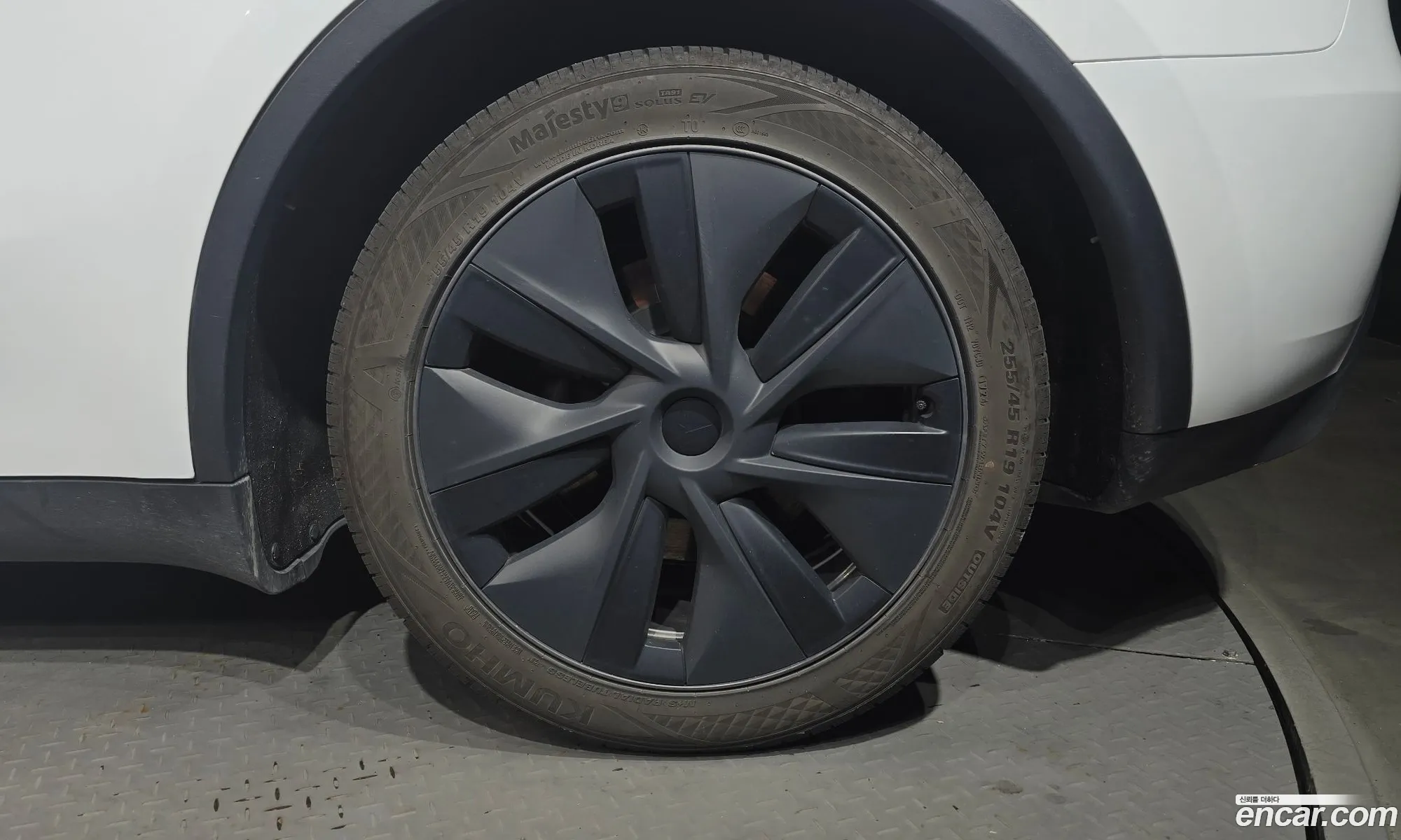 Tesla Model Y 2024 — 15