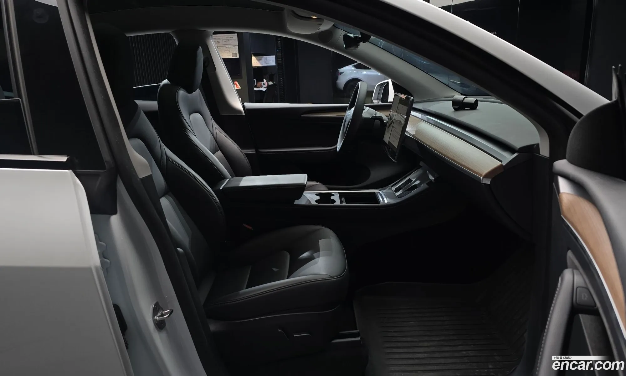 Tesla Model Y 2024 — 27