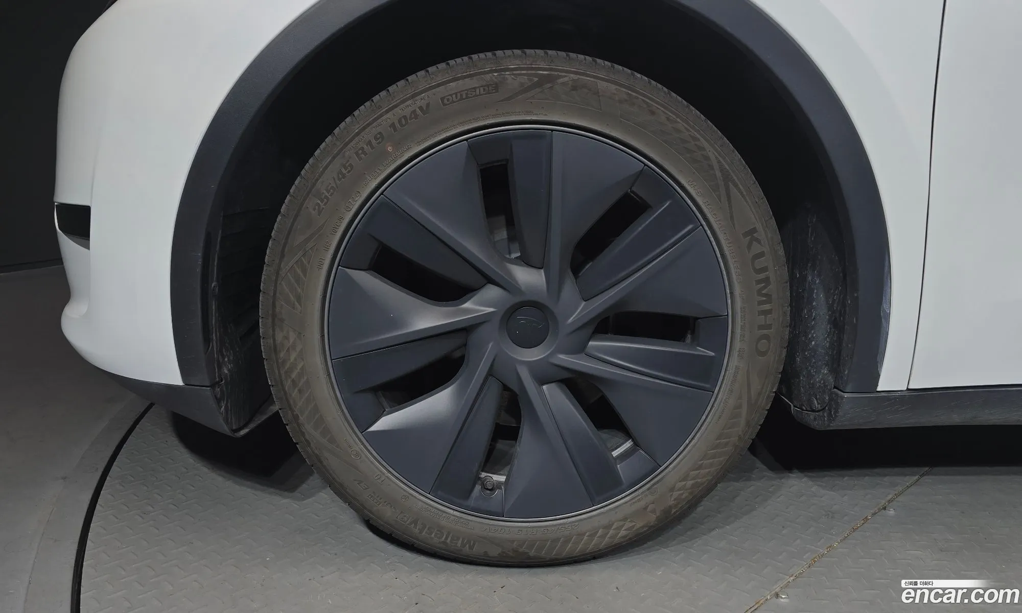 Tesla Model Y 2024 — 30