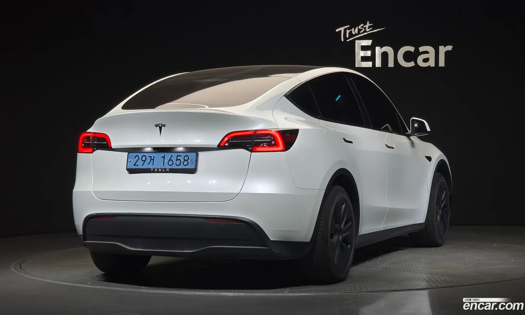 Tesla Model Y 2024 — 18