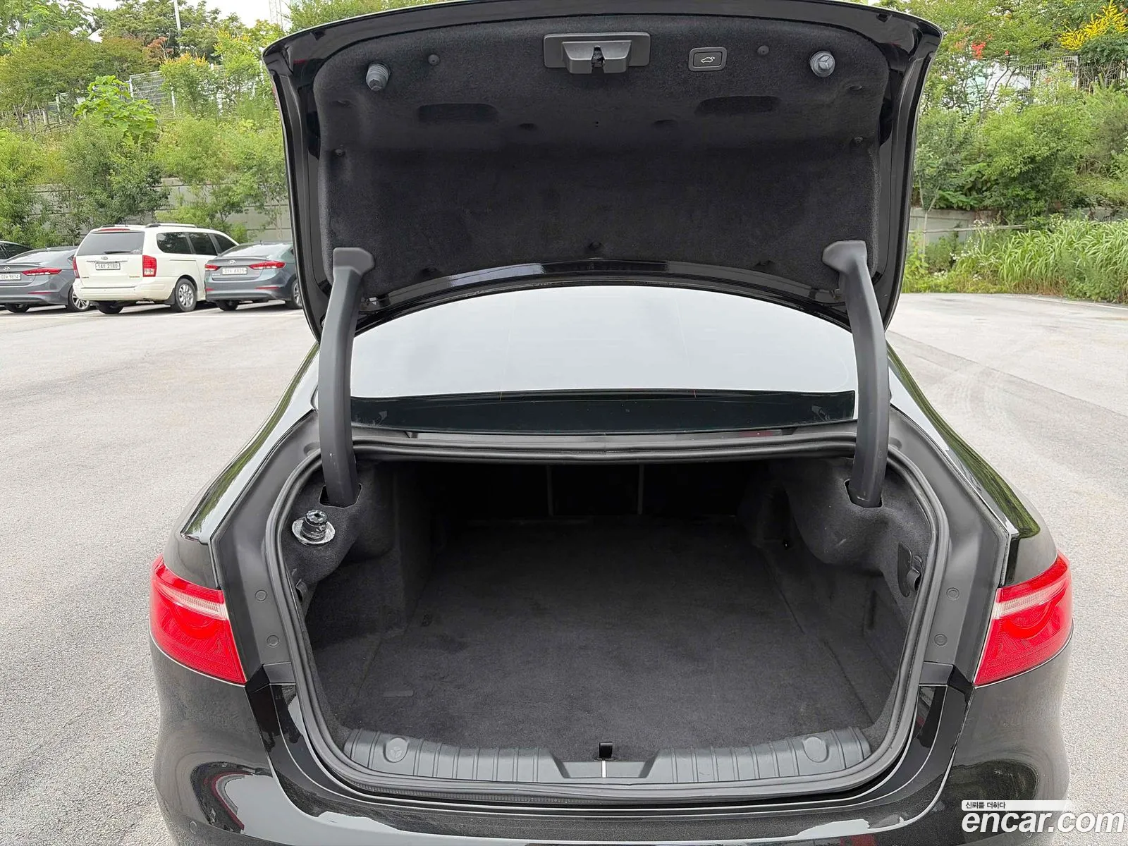 Jaguar XF 2019 — 12