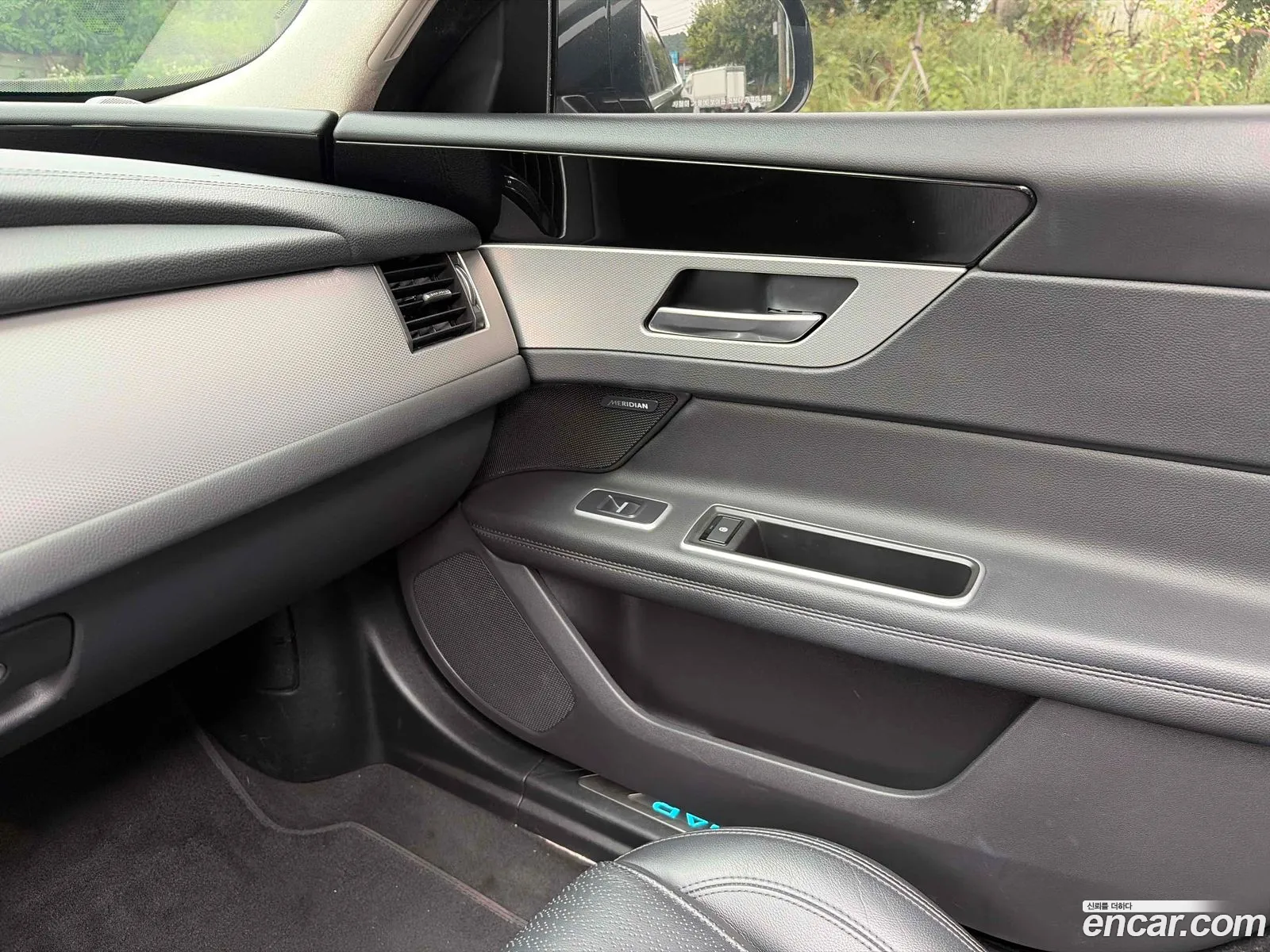Jaguar XF 2019 — 17