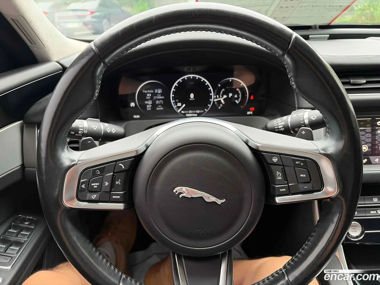 Jaguar XF 2019 — 15