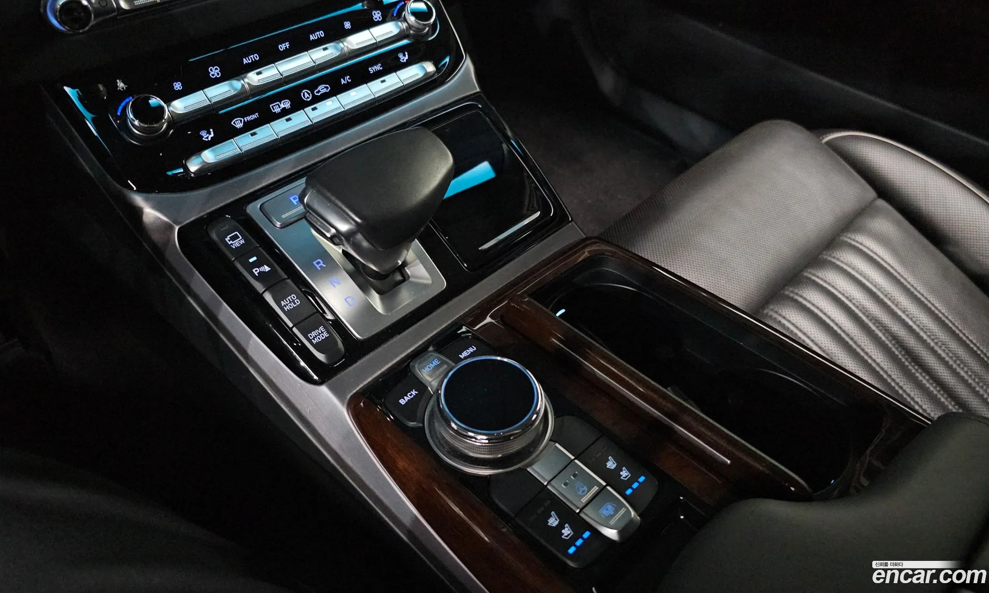 Genesis EQ900 2016 — 23