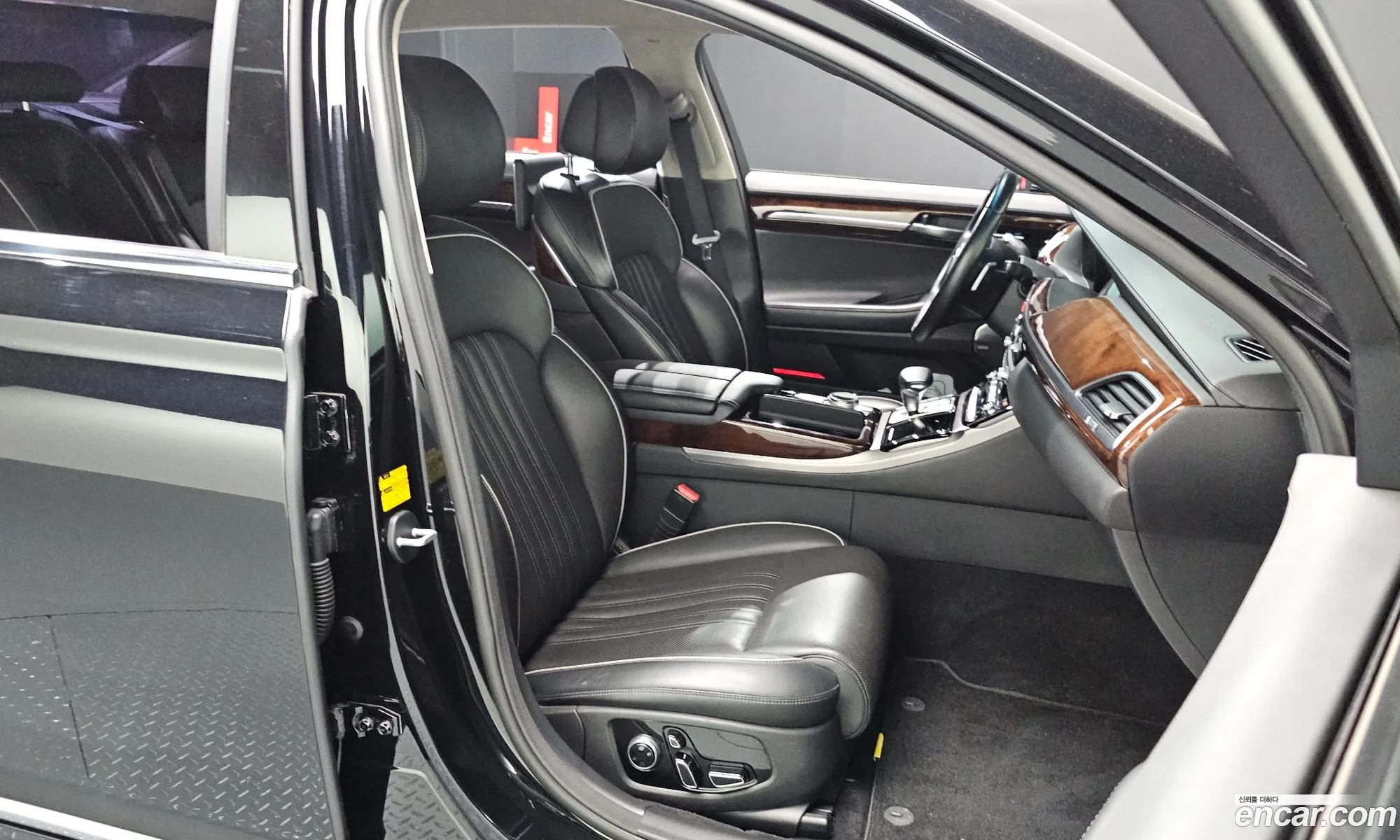 Genesis EQ900 2016 — 24