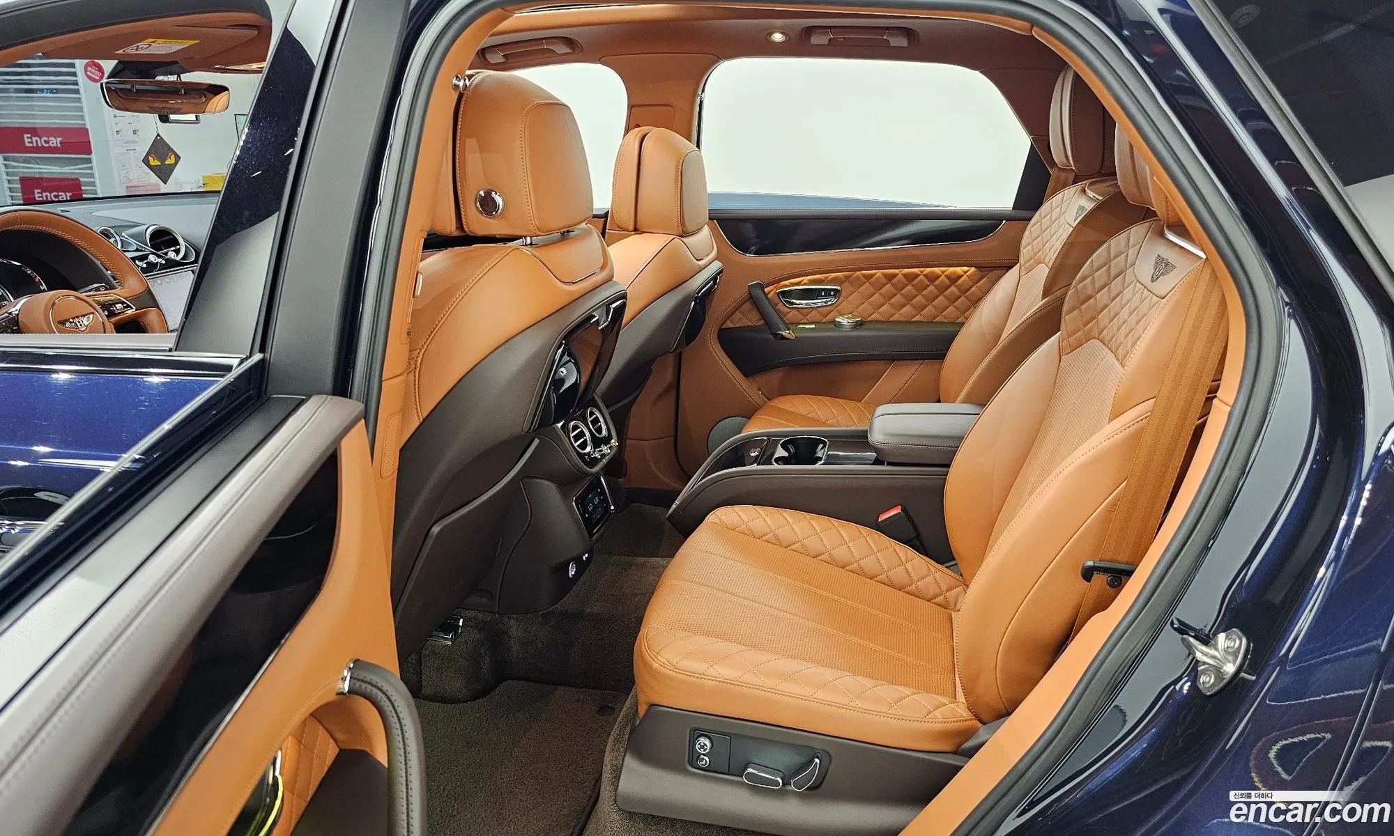Bentley Bentayga 2018 SJAAC14V1JC020508 — 16