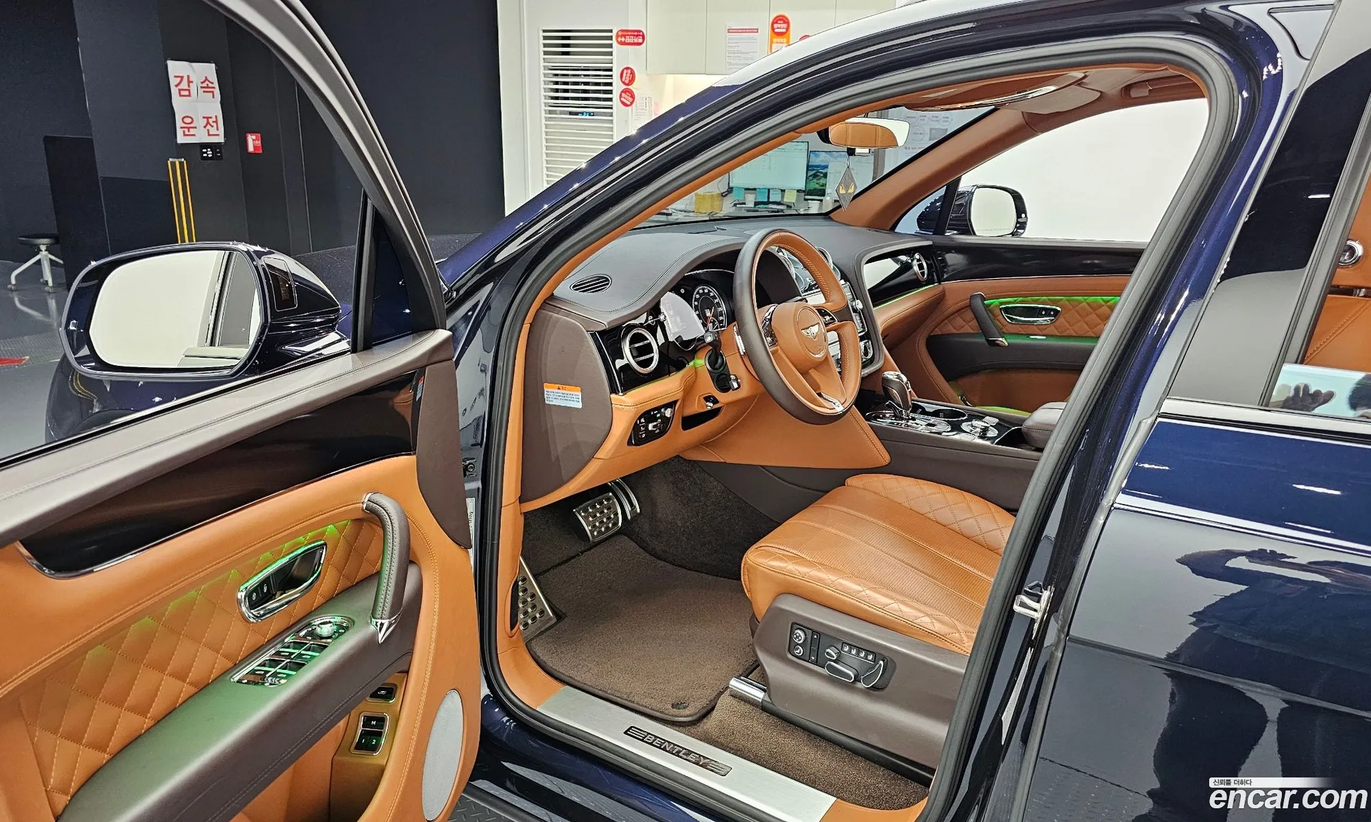 Bentley Bentayga 2018 SJAAC14V1JC020508 — 11