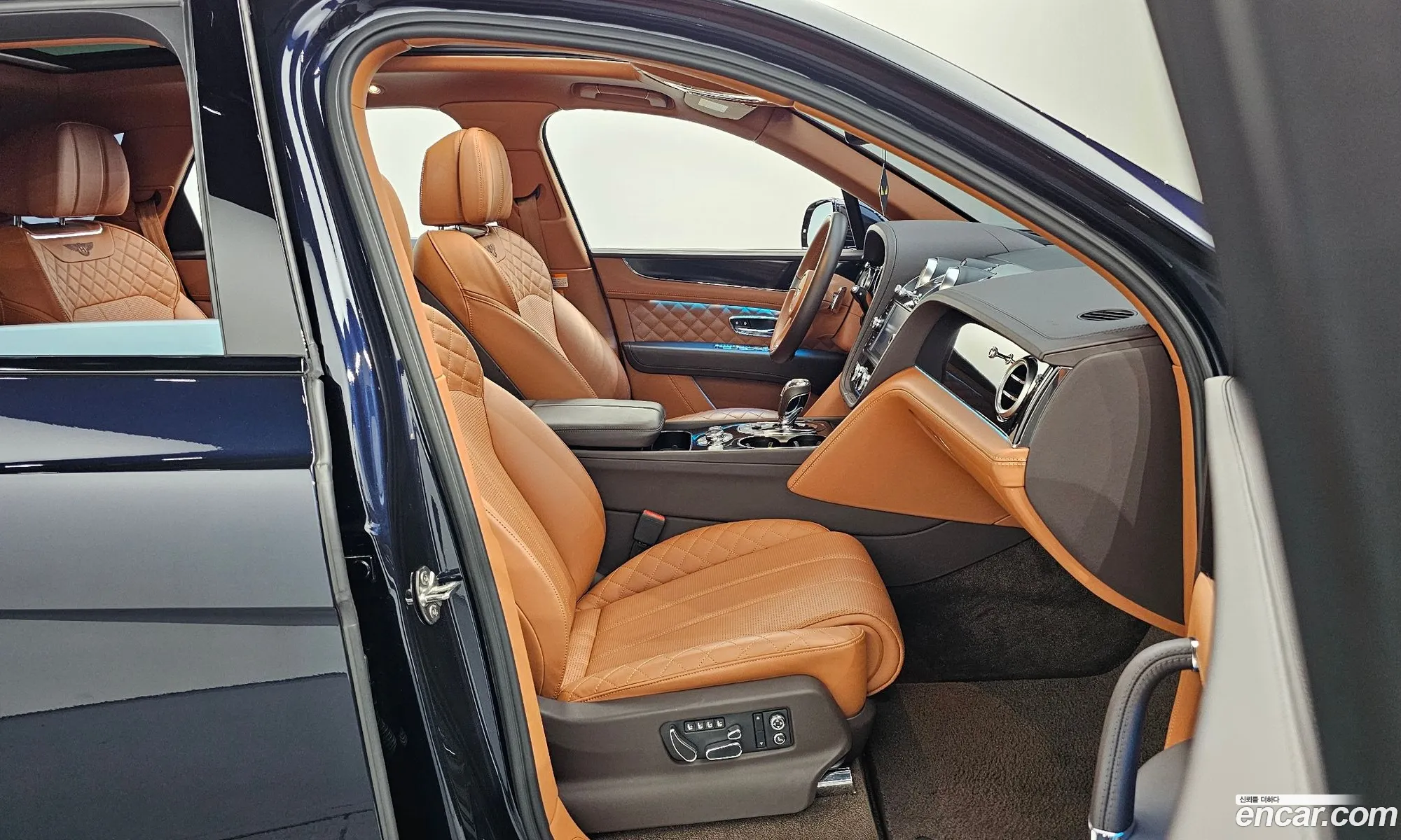 Bentley Bentayga 2018 SJAAC14V1JC020508 — 13