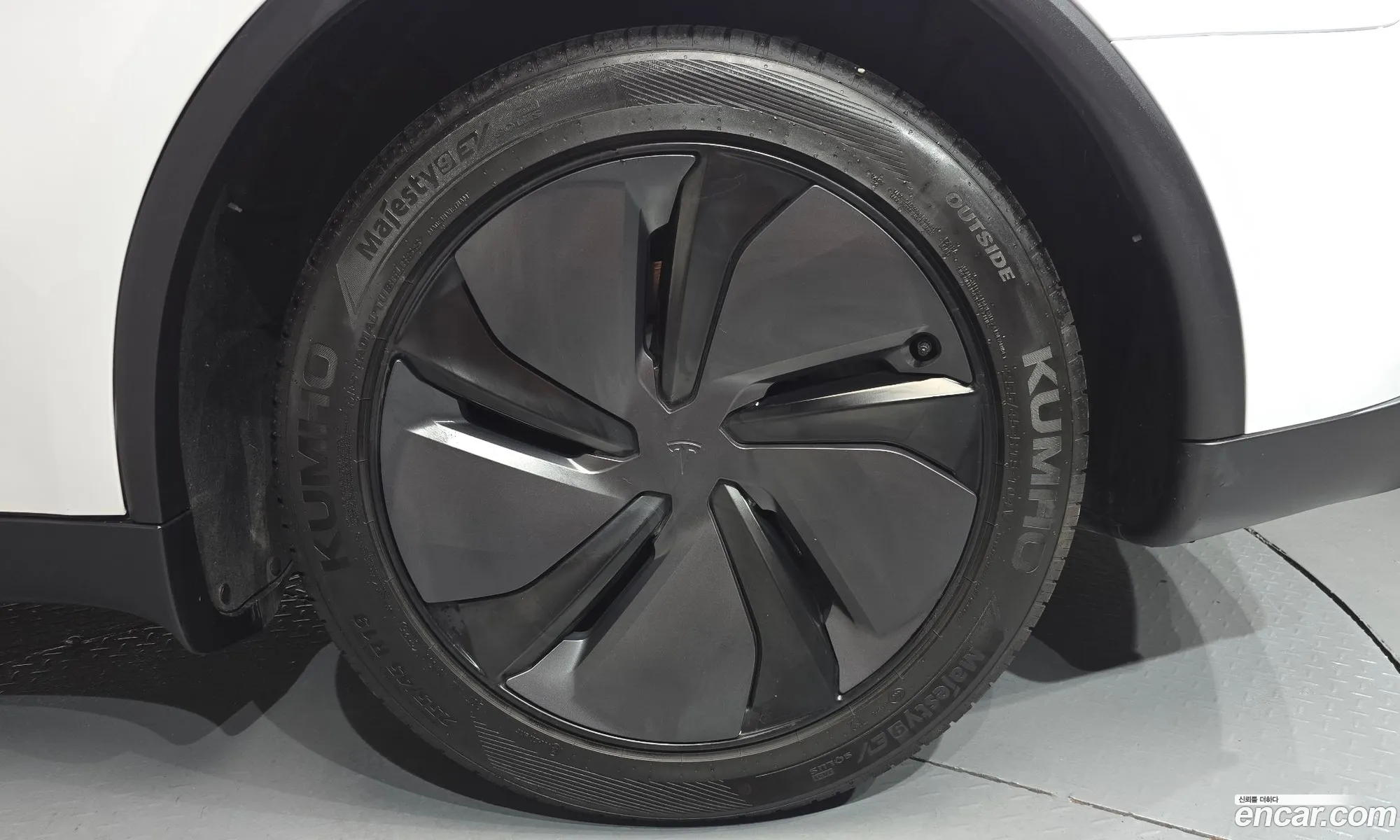 Tesla Model Y 2025 LRWYGCFJ3SC252839 — 31