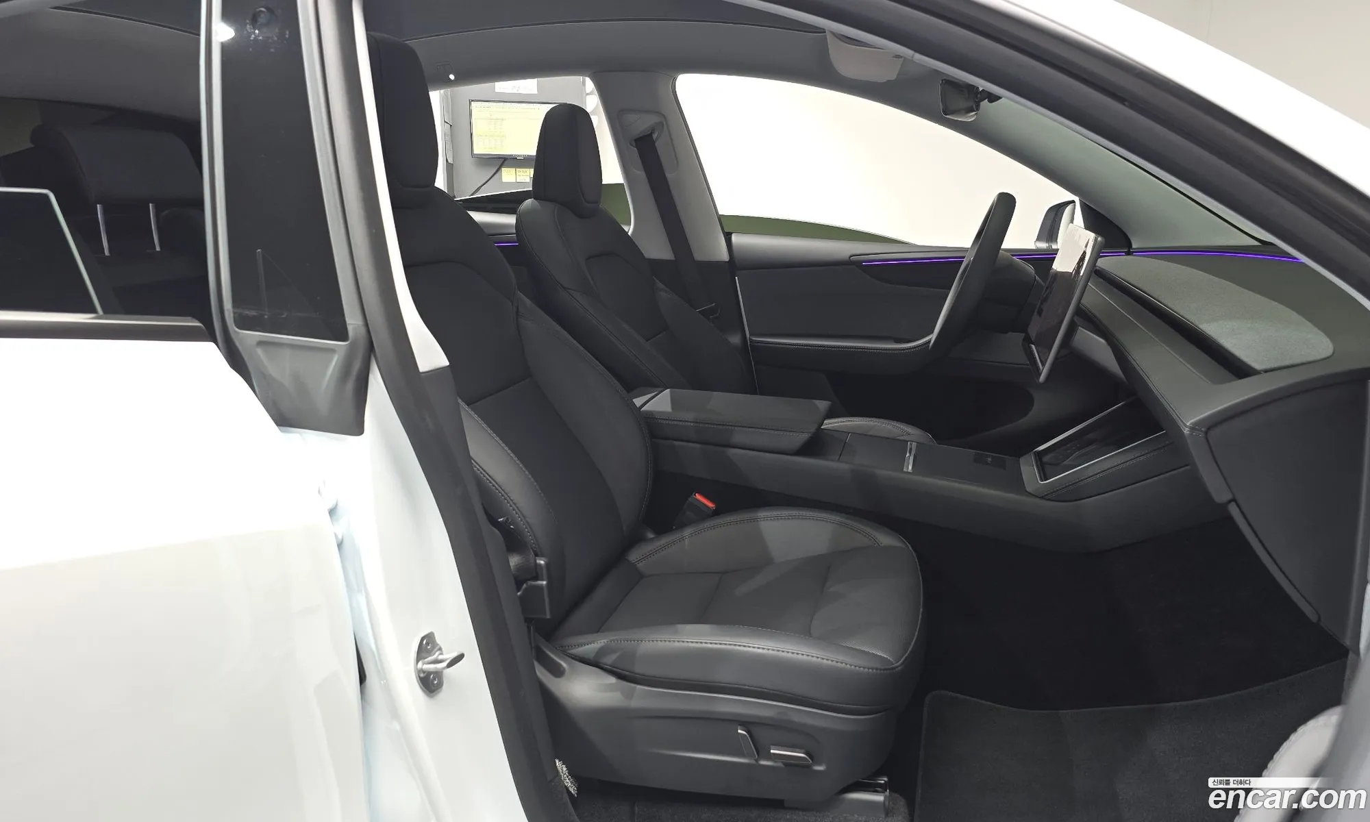 Tesla Model Y 2025 LRWYGCFJ3SC252839 — 28