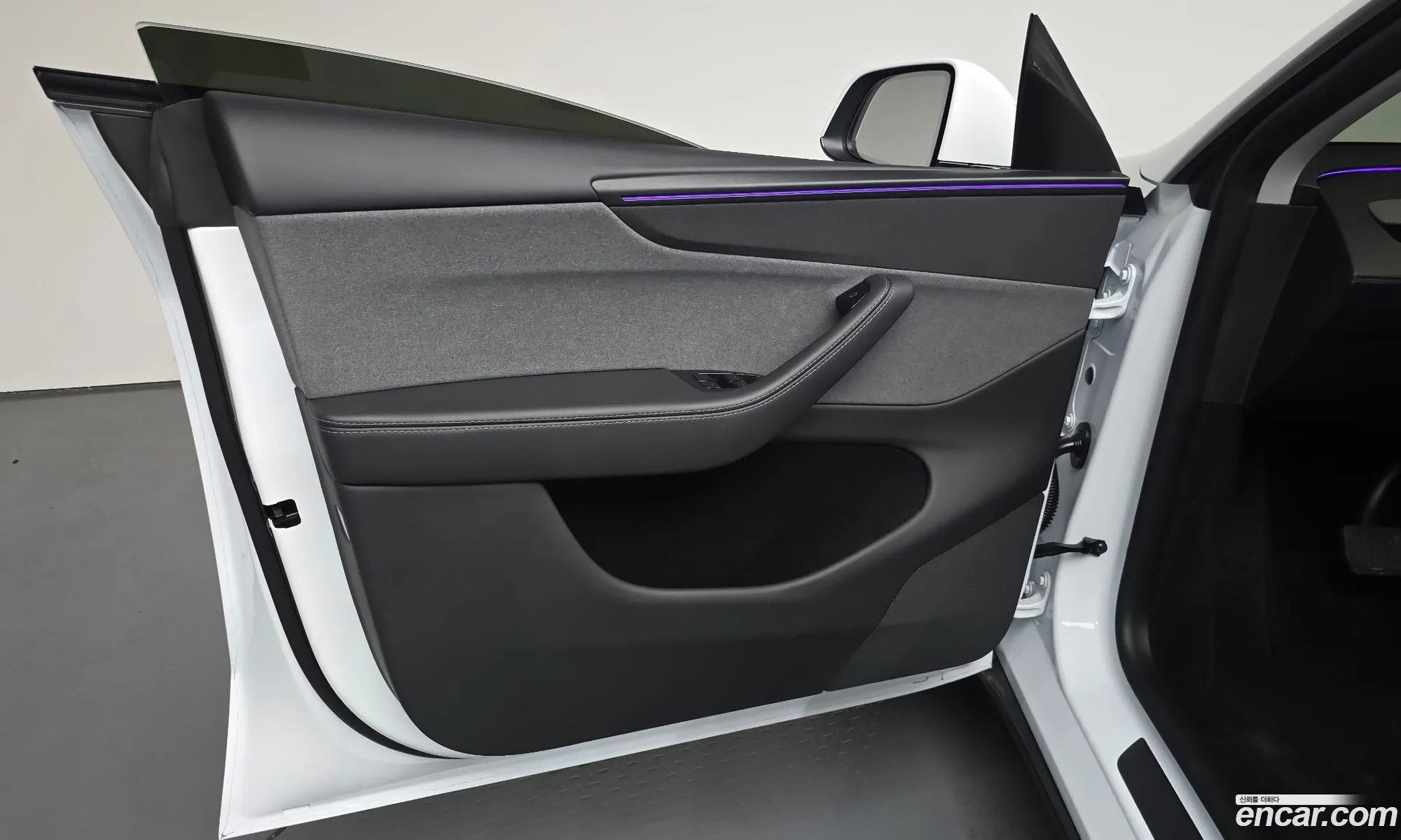 Tesla Model Y 2025 LRWYGCFJ3SC252839 — 32