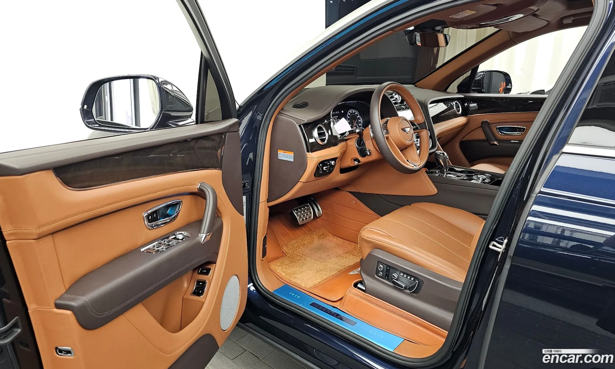 Bentley Bentayga 2019 SJAAM14VXKC027732 — 27