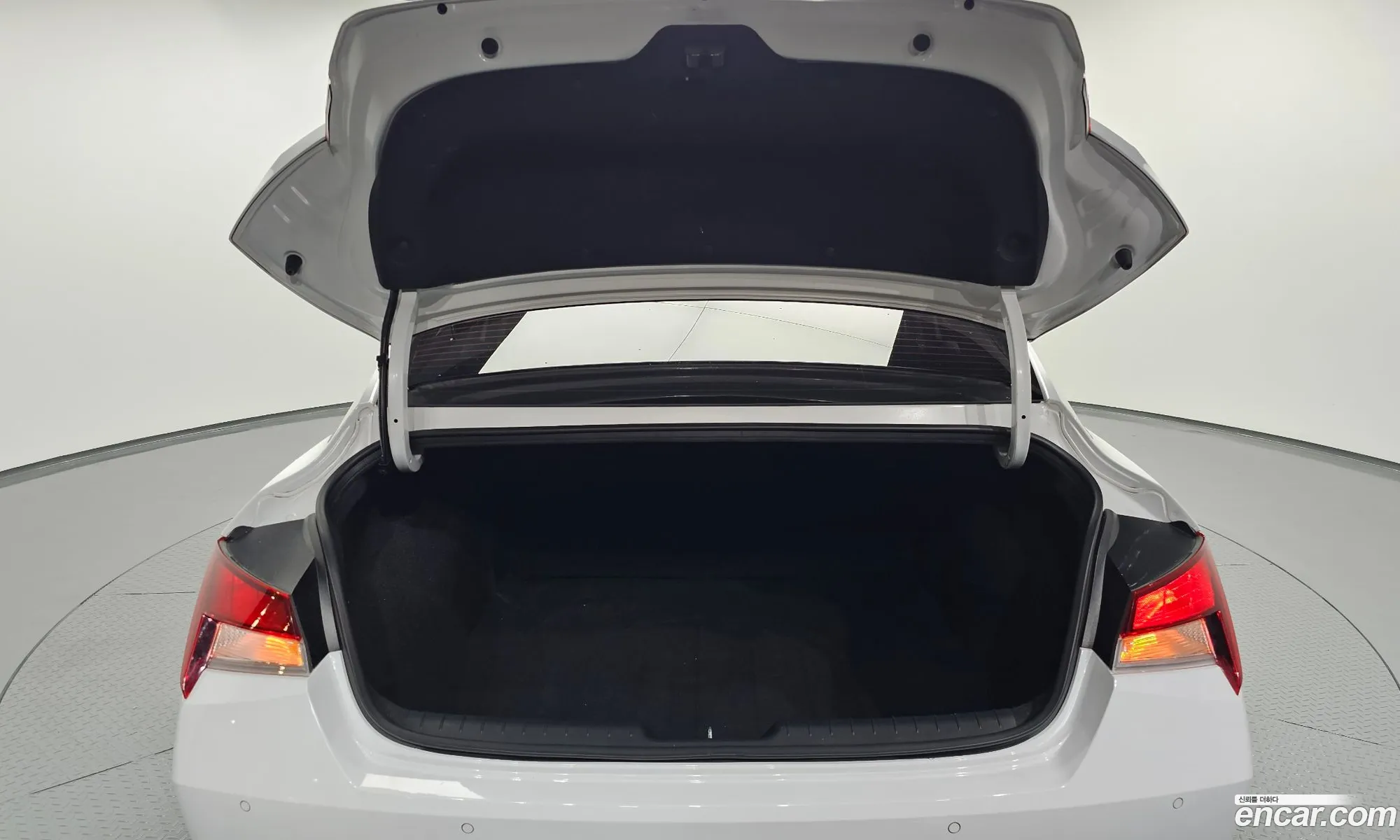 Hyundai Elantra Hybrid 2022 — 21