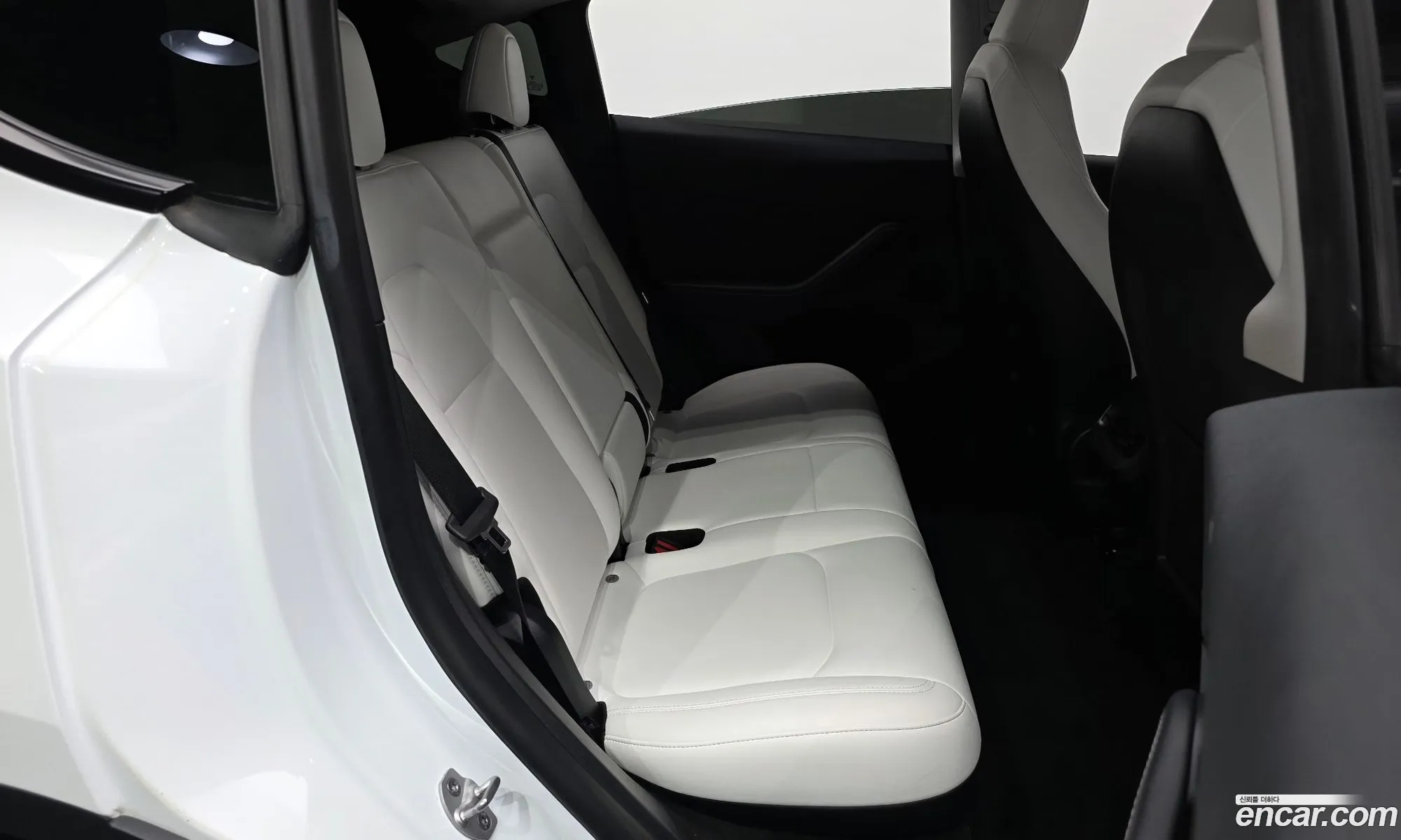Tesla Model Y 2024 — 18