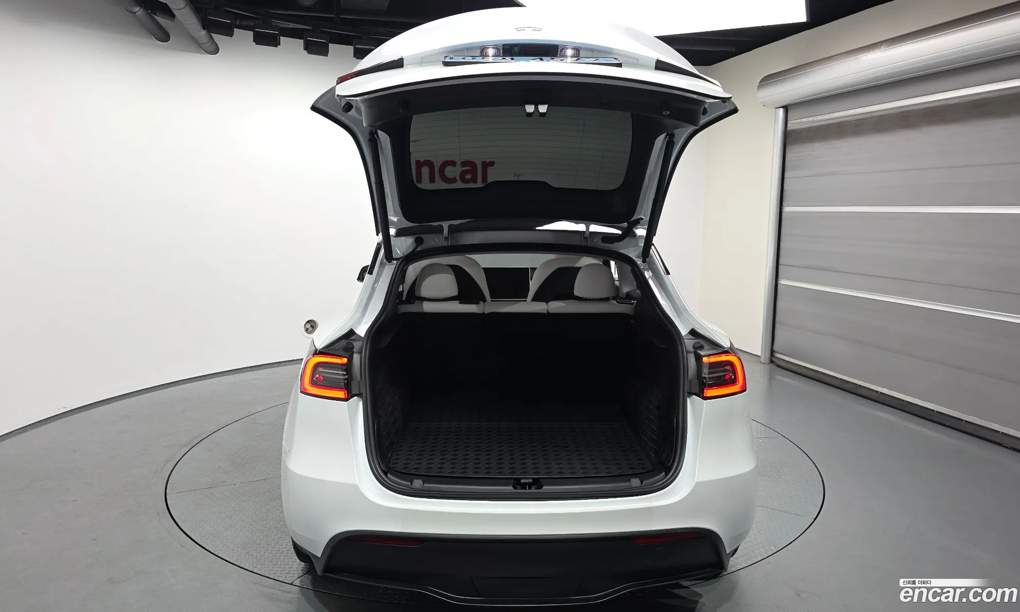 Tesla Model Y 2024 — 17