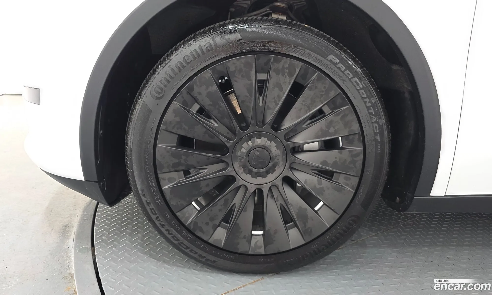 Tesla Model Y 2024 — 12