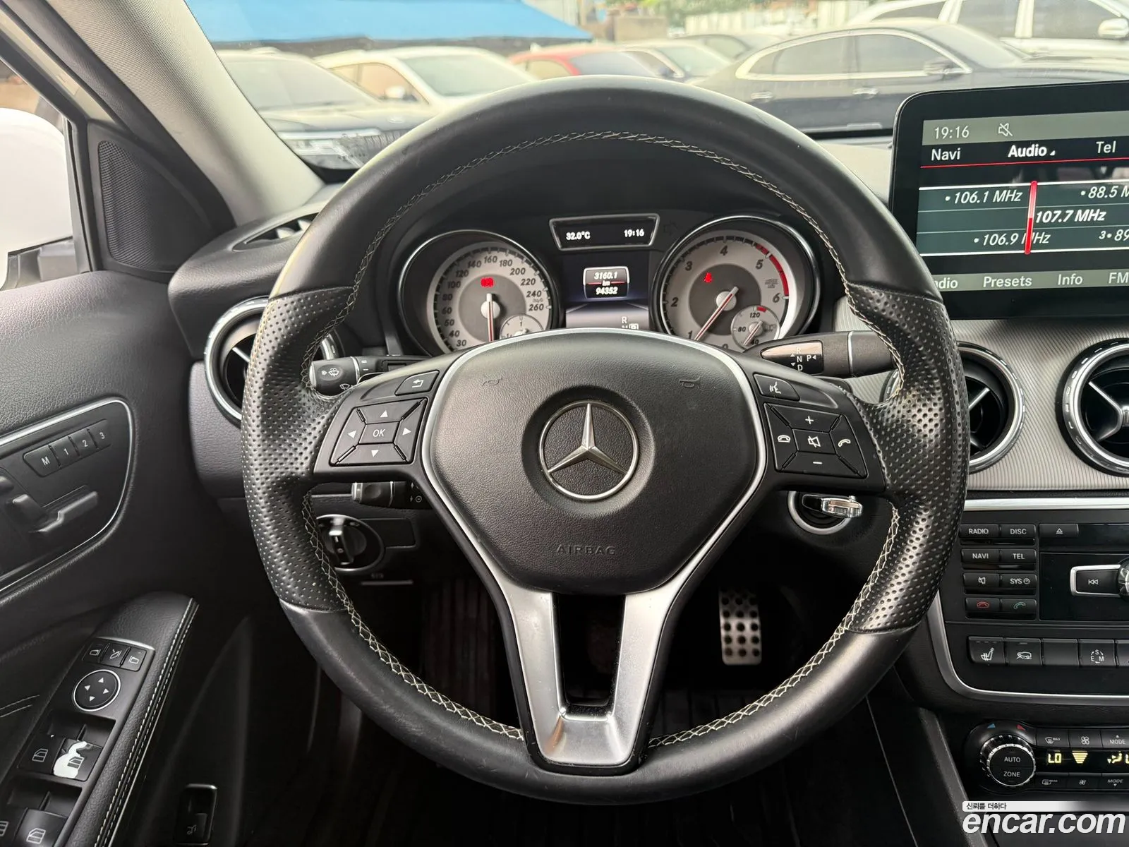 Mercedes-Benz GLA-Class X156 2015 — 17