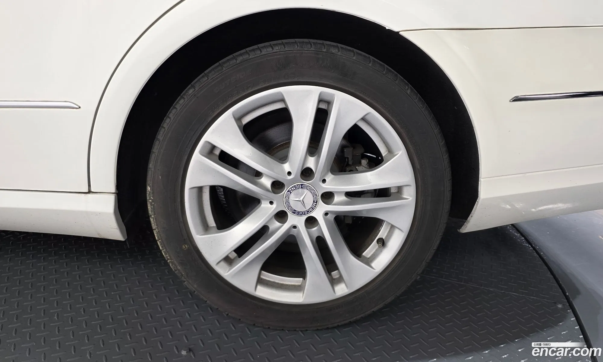 Mercedes-Benz E-Class W212 2013 WDDHF0CB2DA744963 — 14