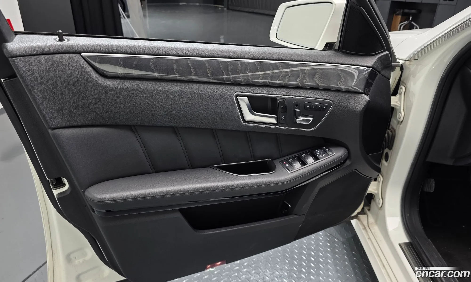 Mercedes-Benz E-Class W212 2013 WDDHF0CB2DA744963 — 21