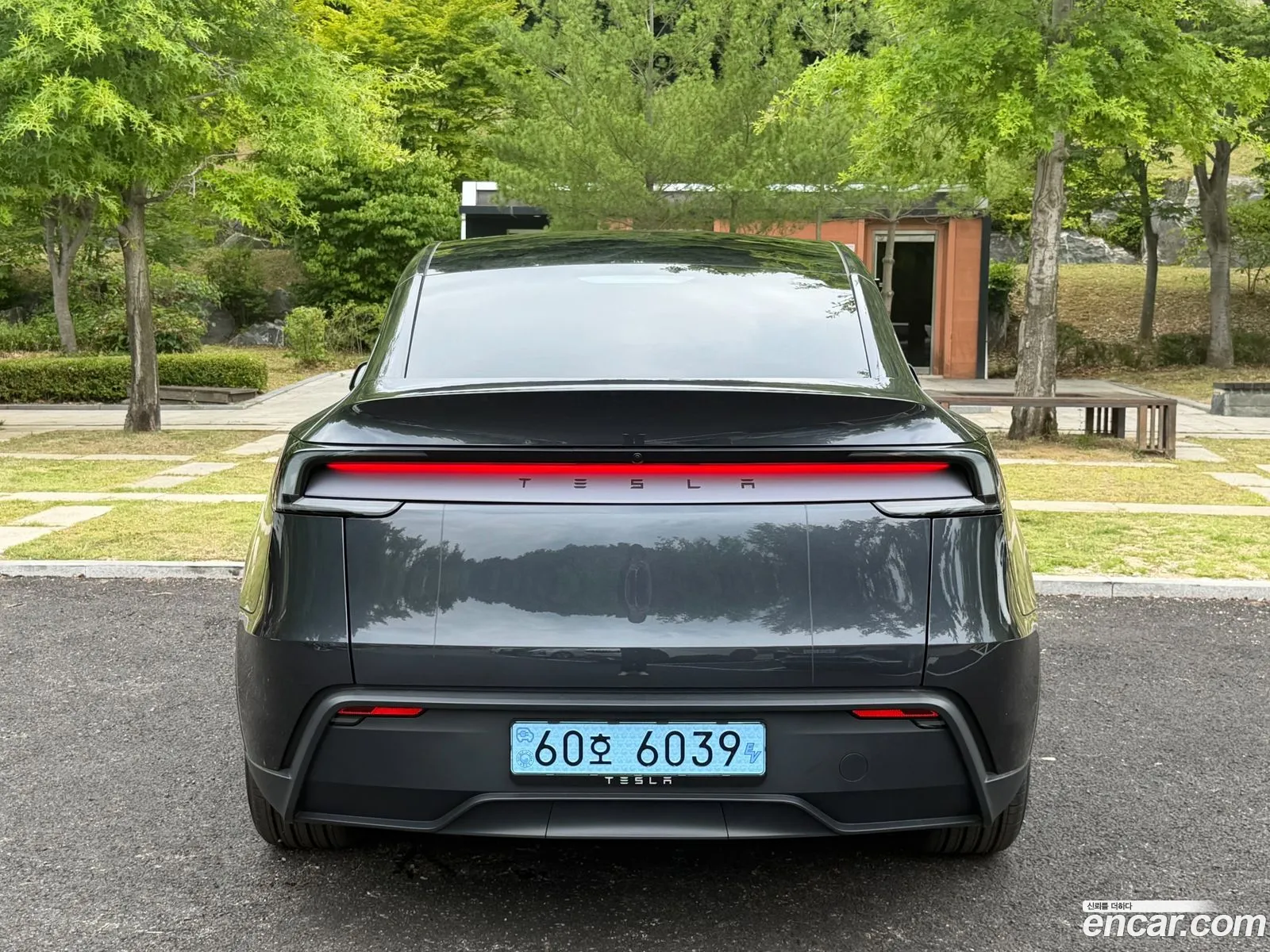 Tesla Model Y 2026 — 10