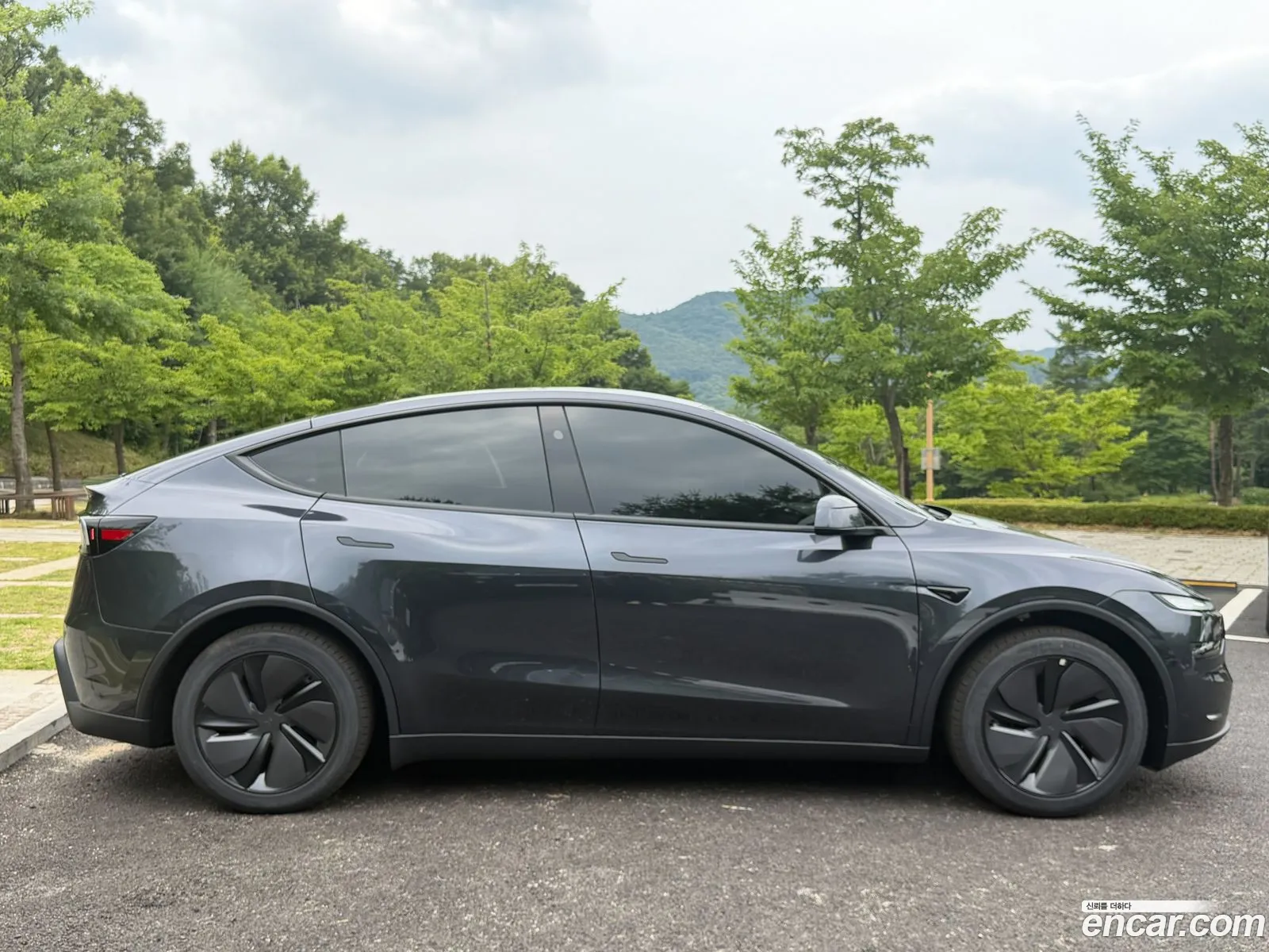 Tesla Model Y 2026 — 11