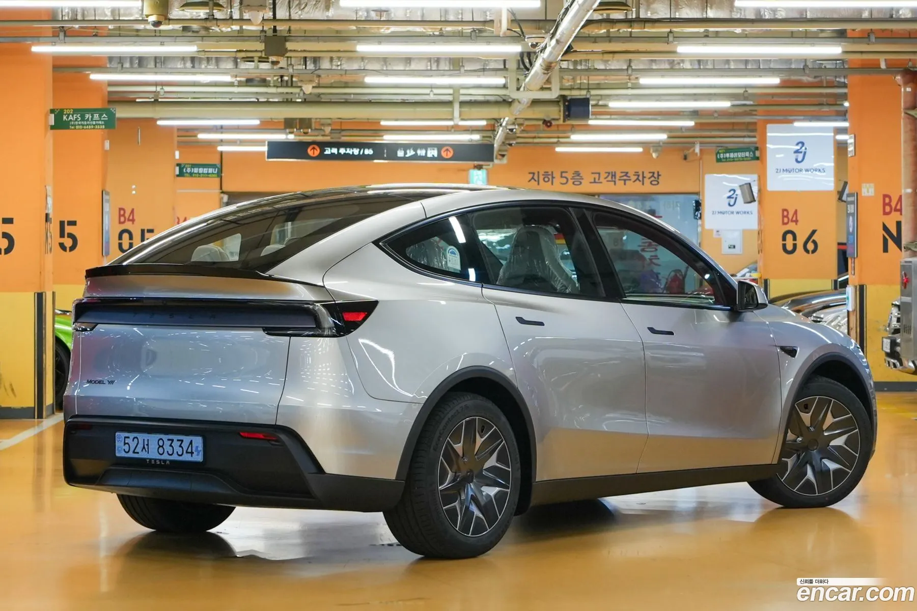Tesla Model Y 2026 — 10