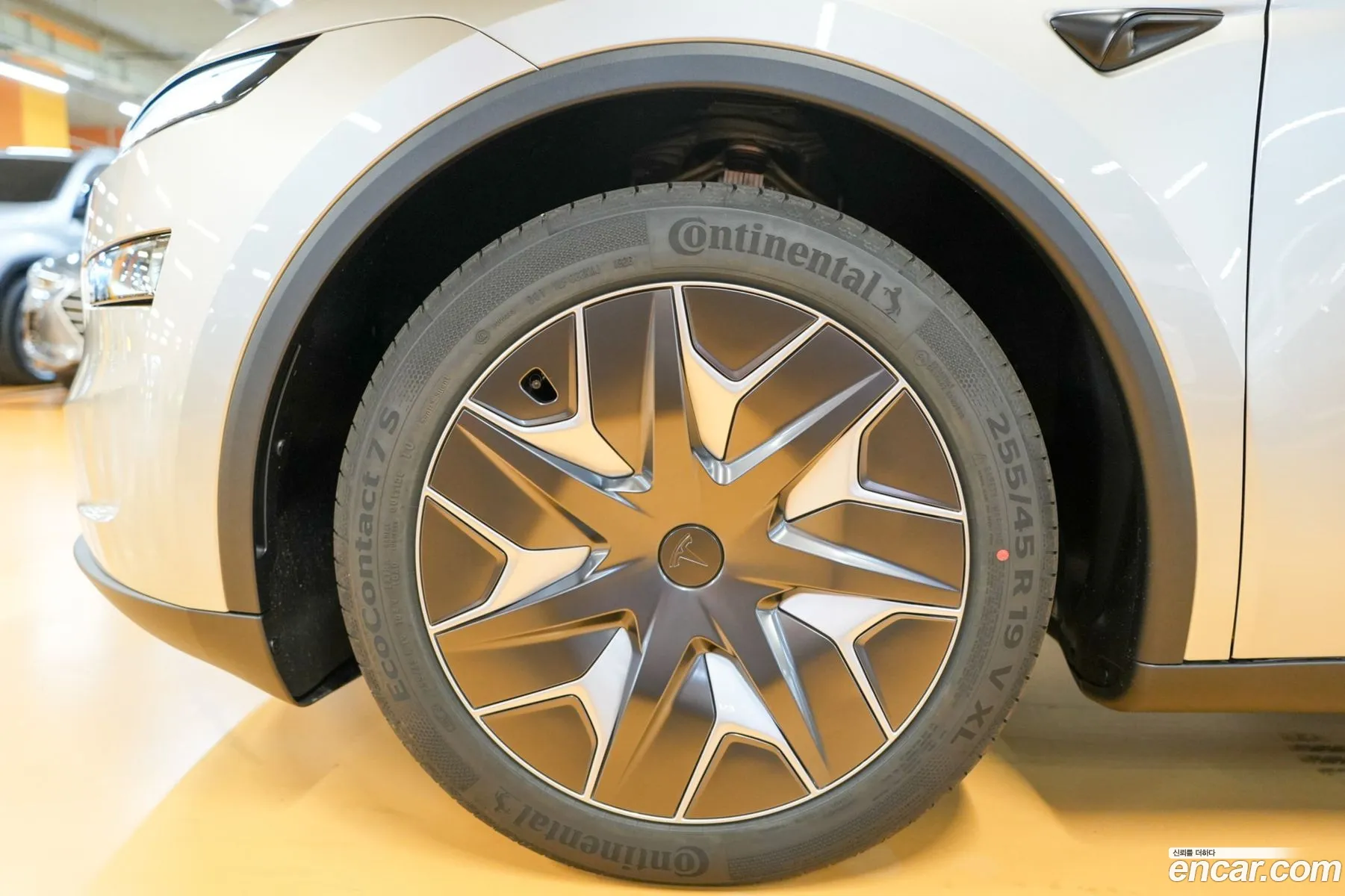 Tesla Model Y 2026 — 13