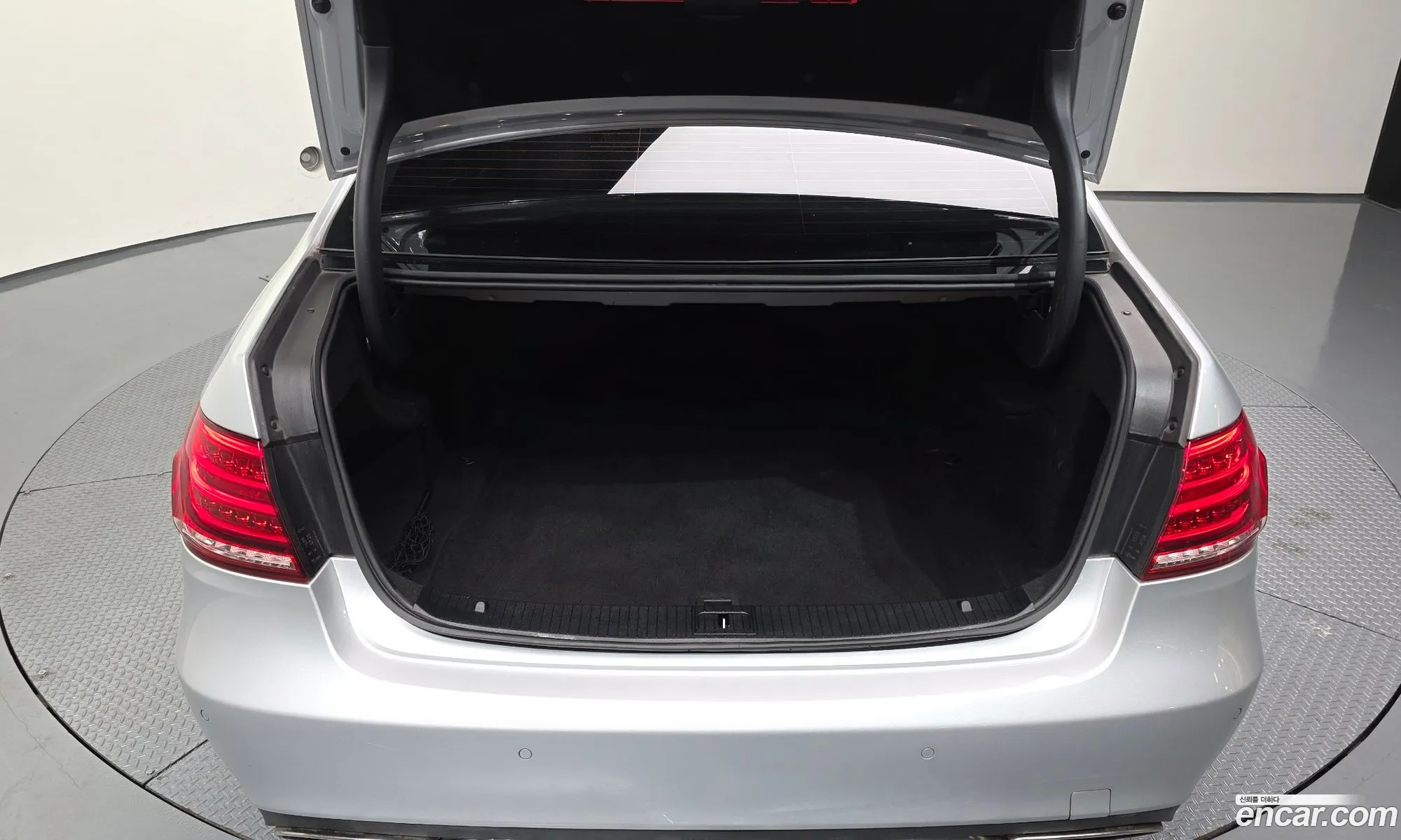 Mercedes-Benz E-Class W212 2014 WDDHF5FB2EB010148 — 17