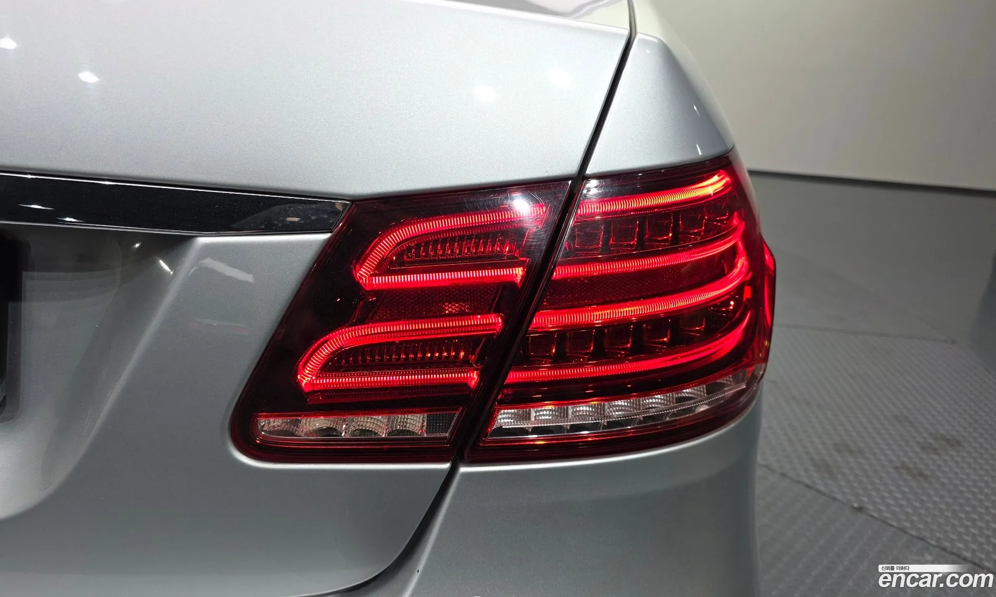 Mercedes-Benz E-Class W212 2014 WDDHF5FB2EB010148 — 24