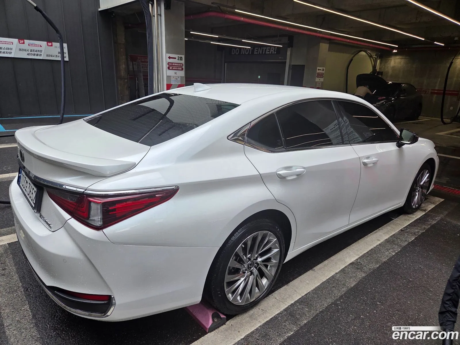 Lexus ES300h 7th Gen 2023 — 3