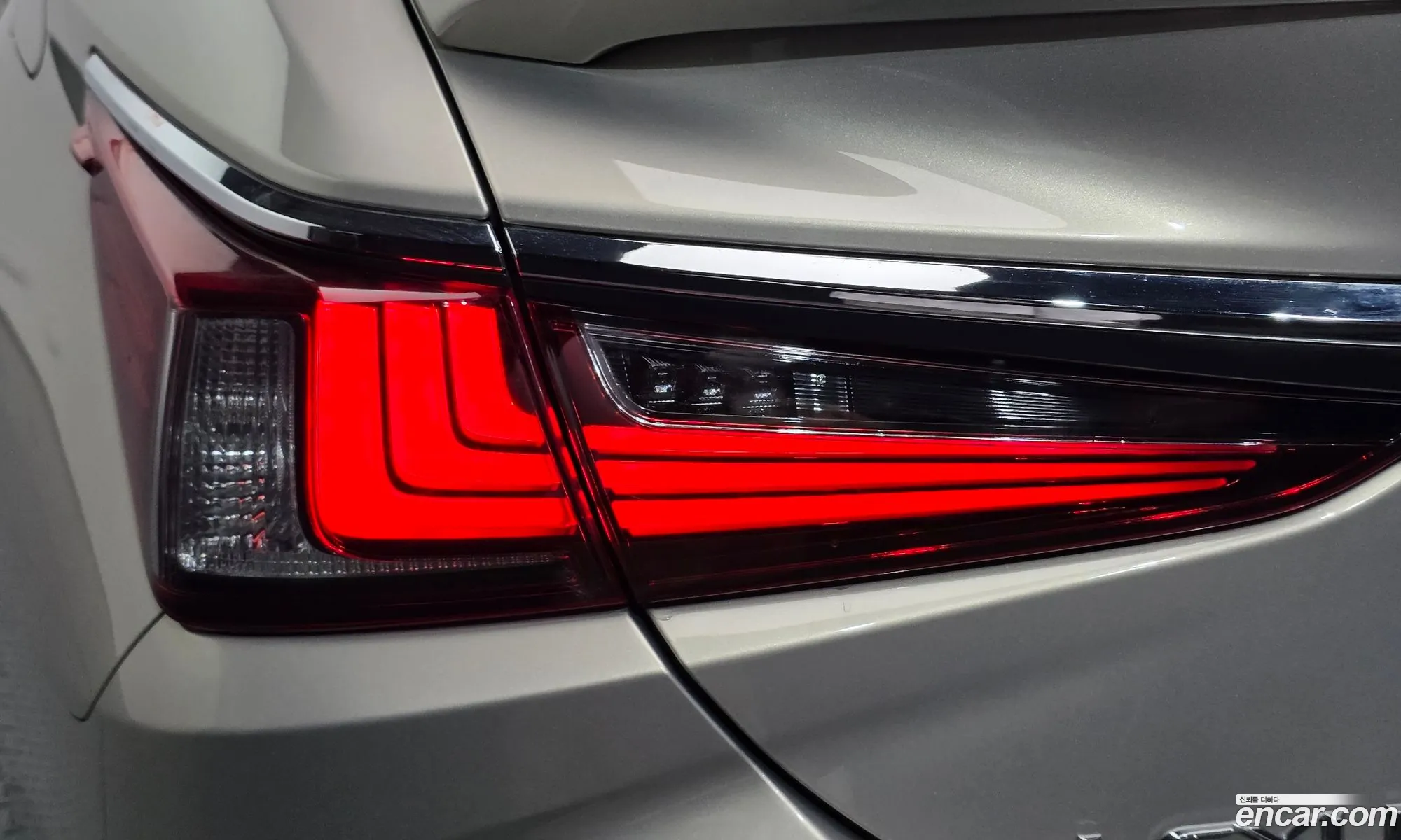 Lexus ES300h 7th Gen 2019 — 16