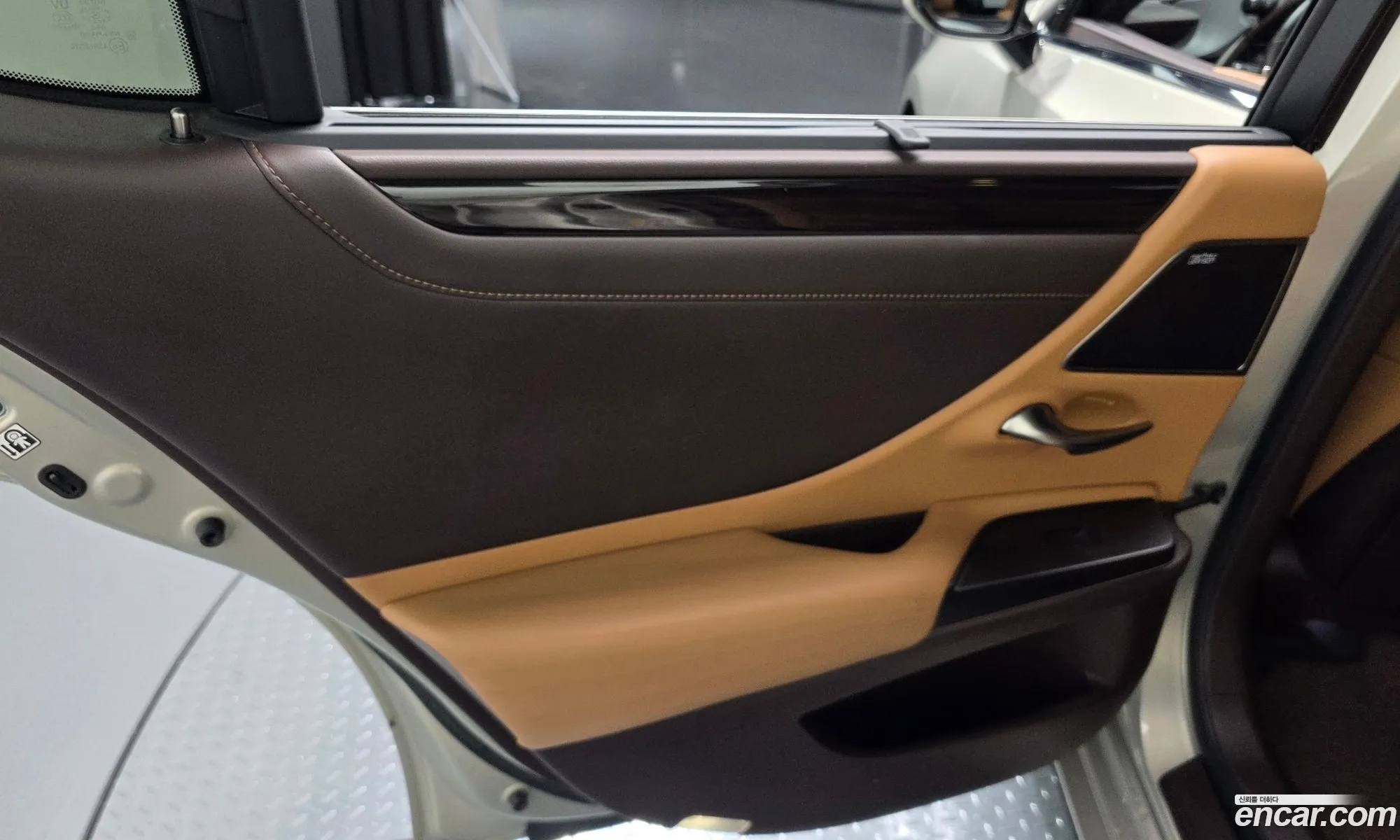 Lexus ES300h 7th Gen 2019 — 32