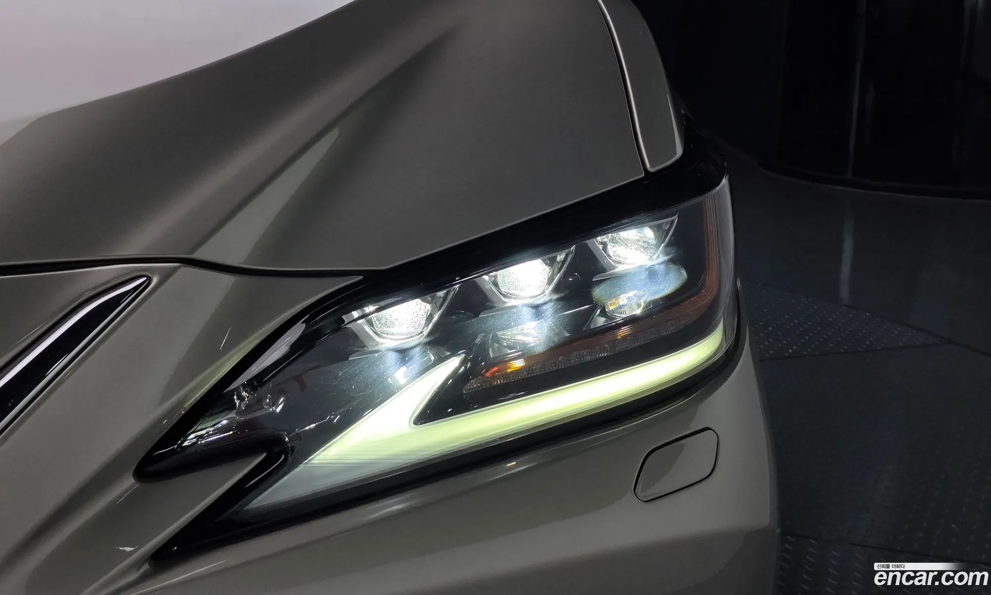 Lexus ES300h 7th Gen 2019 — 34