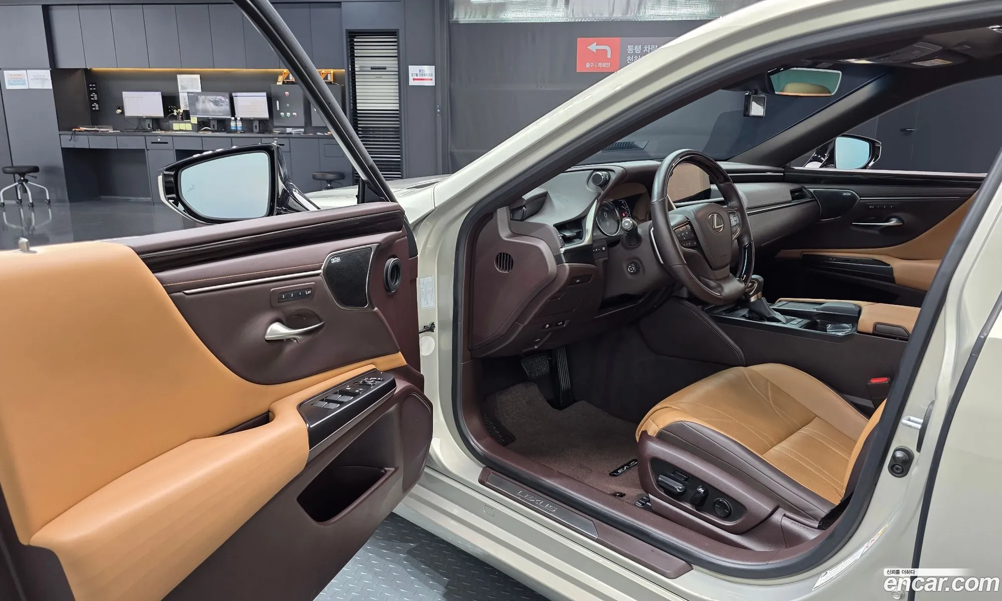 Lexus ES300h 7th Gen 2019 — 14