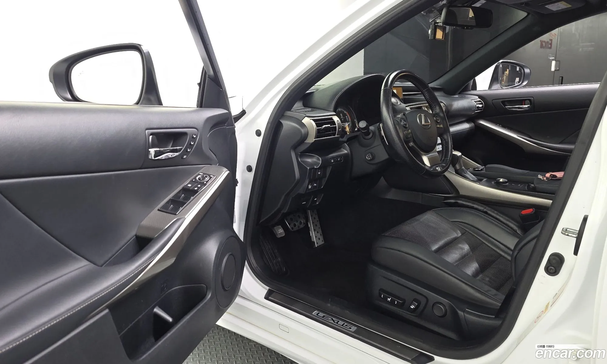 Lexus IS200t 2016 JTHBA5D26G5015242 — 13