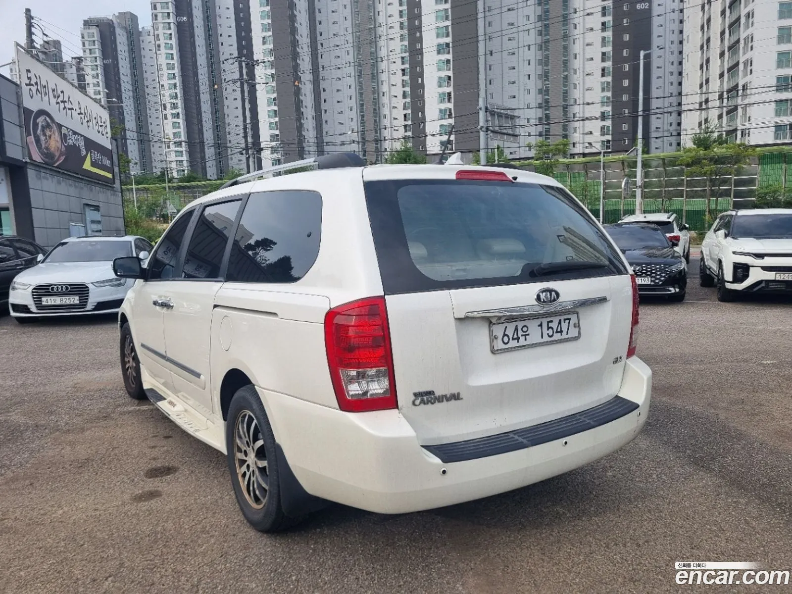 Kia Carnival R 2010 — 17