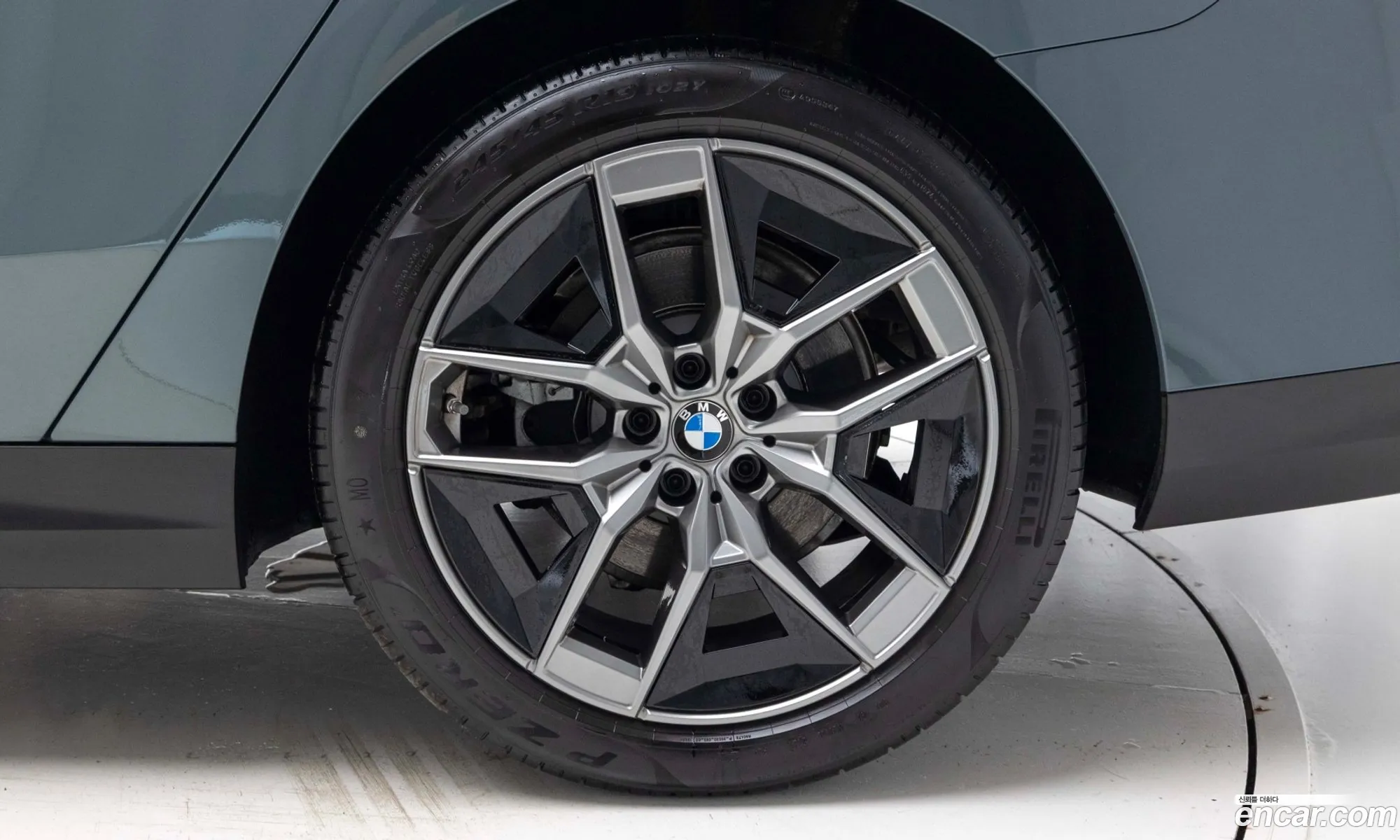 BMW 5 Series 2025 — 17