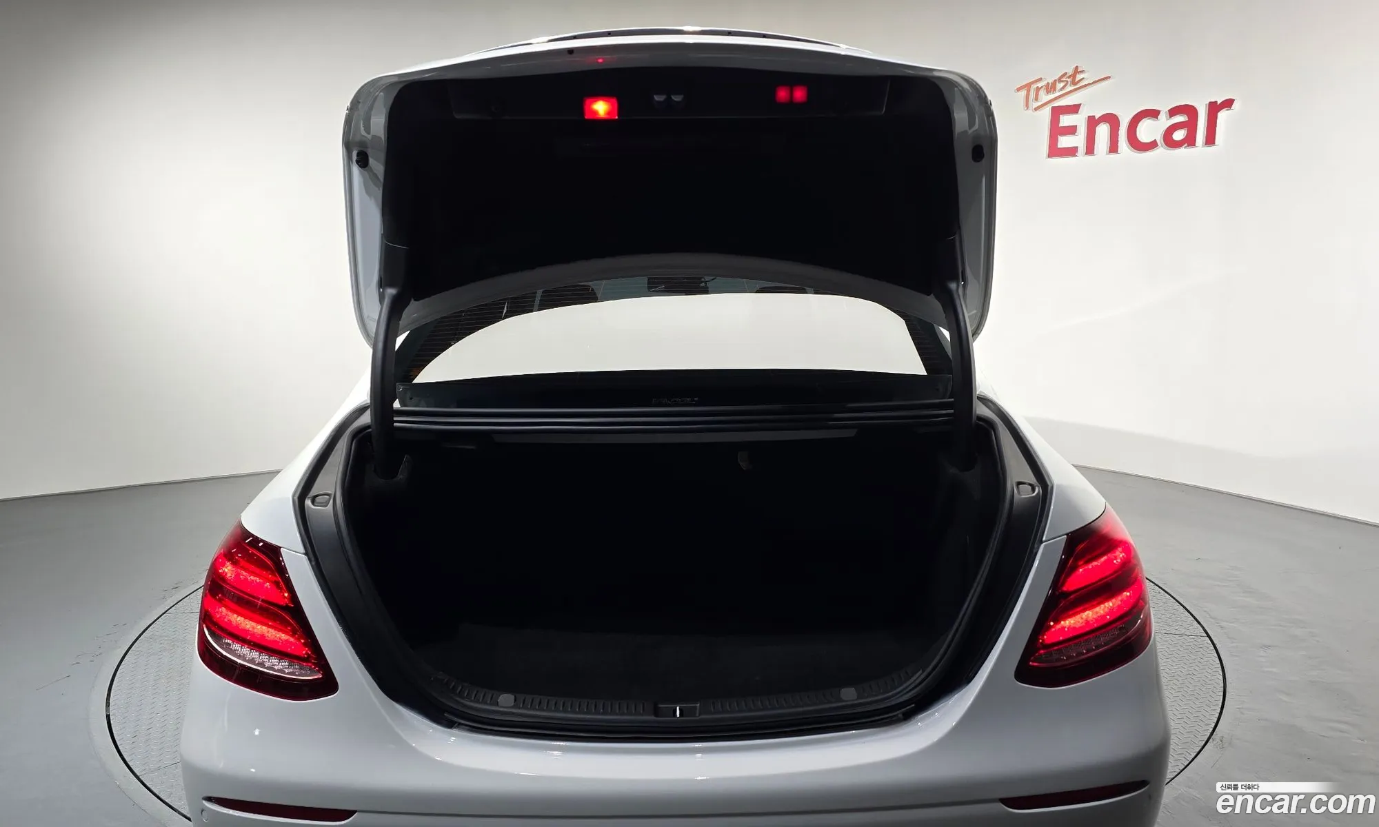 Mercedes-Benz E-Class W213 2018 WDDZF4JB1KA498175 — 10
