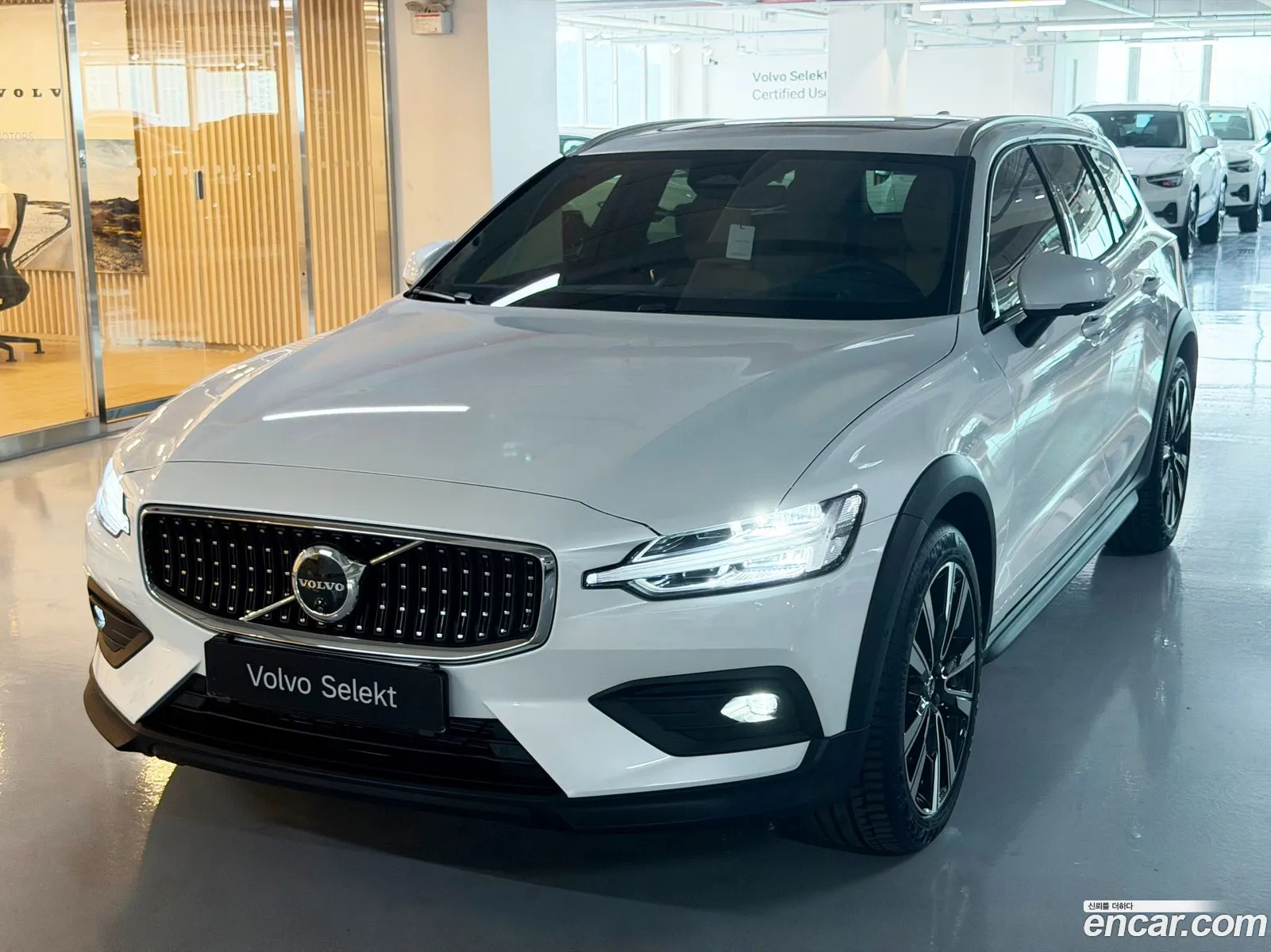 Volvo V60 Cross Country 2025 — 17