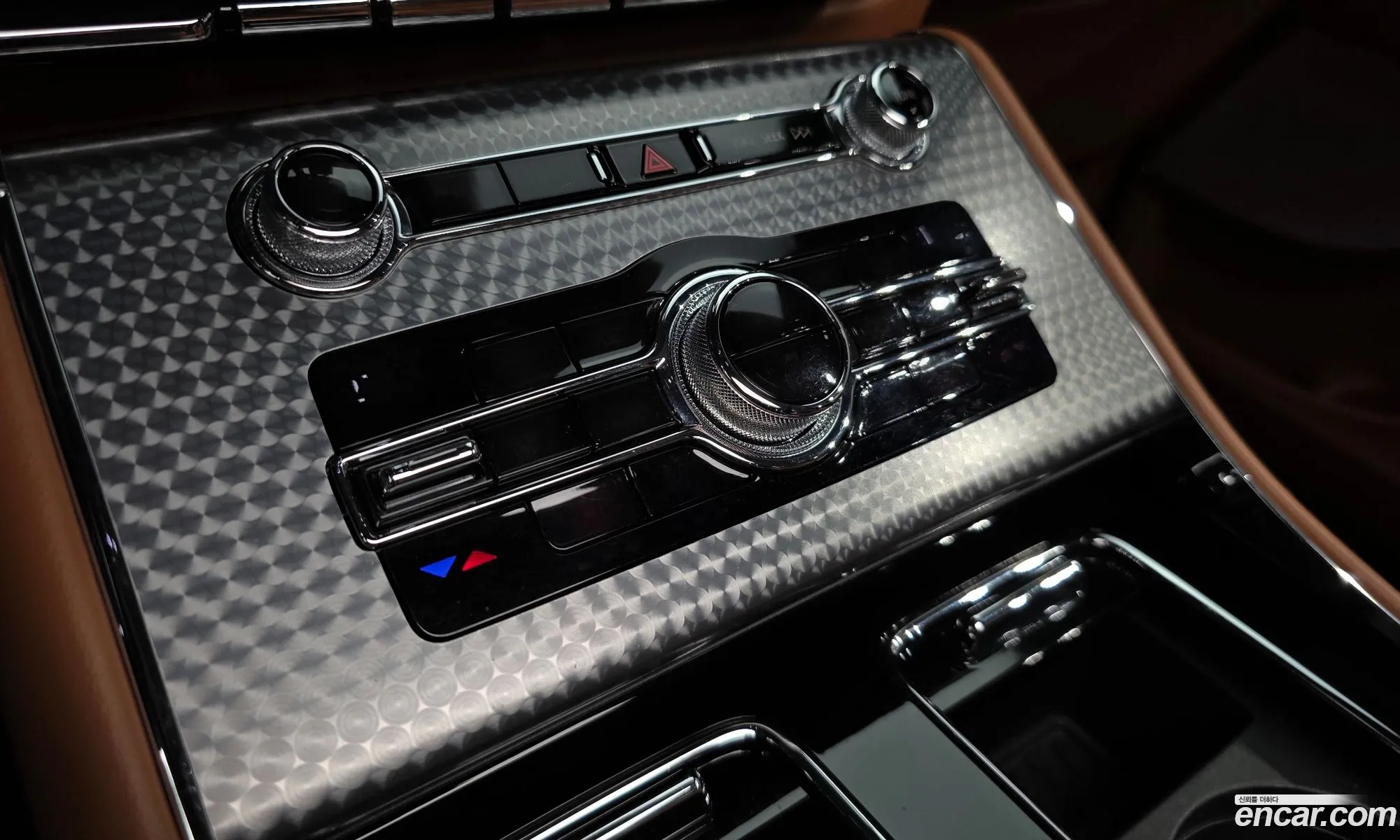 Lincoln Aviator 2020 5LM5J9XC2LGL33134 — 19