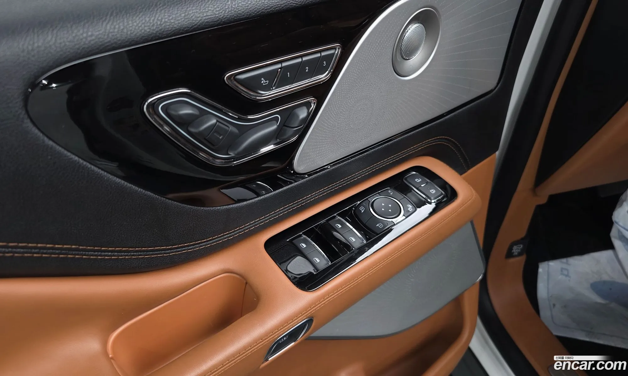 Lincoln Aviator 2020 5LM5J9XC2LGL33134 — 21