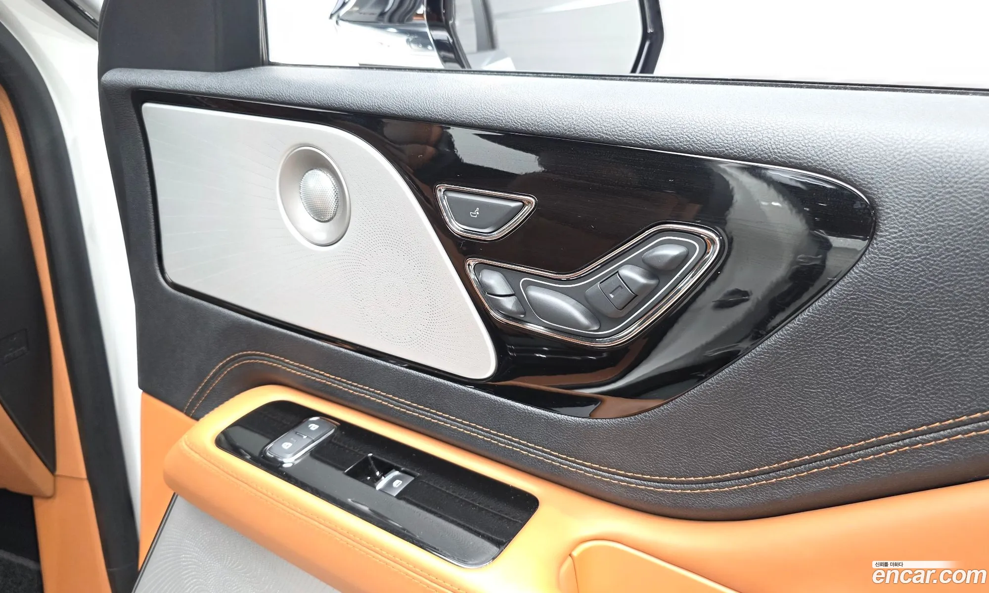 Lincoln Aviator 2020 5LM5J9XC2LGL33134 — 6