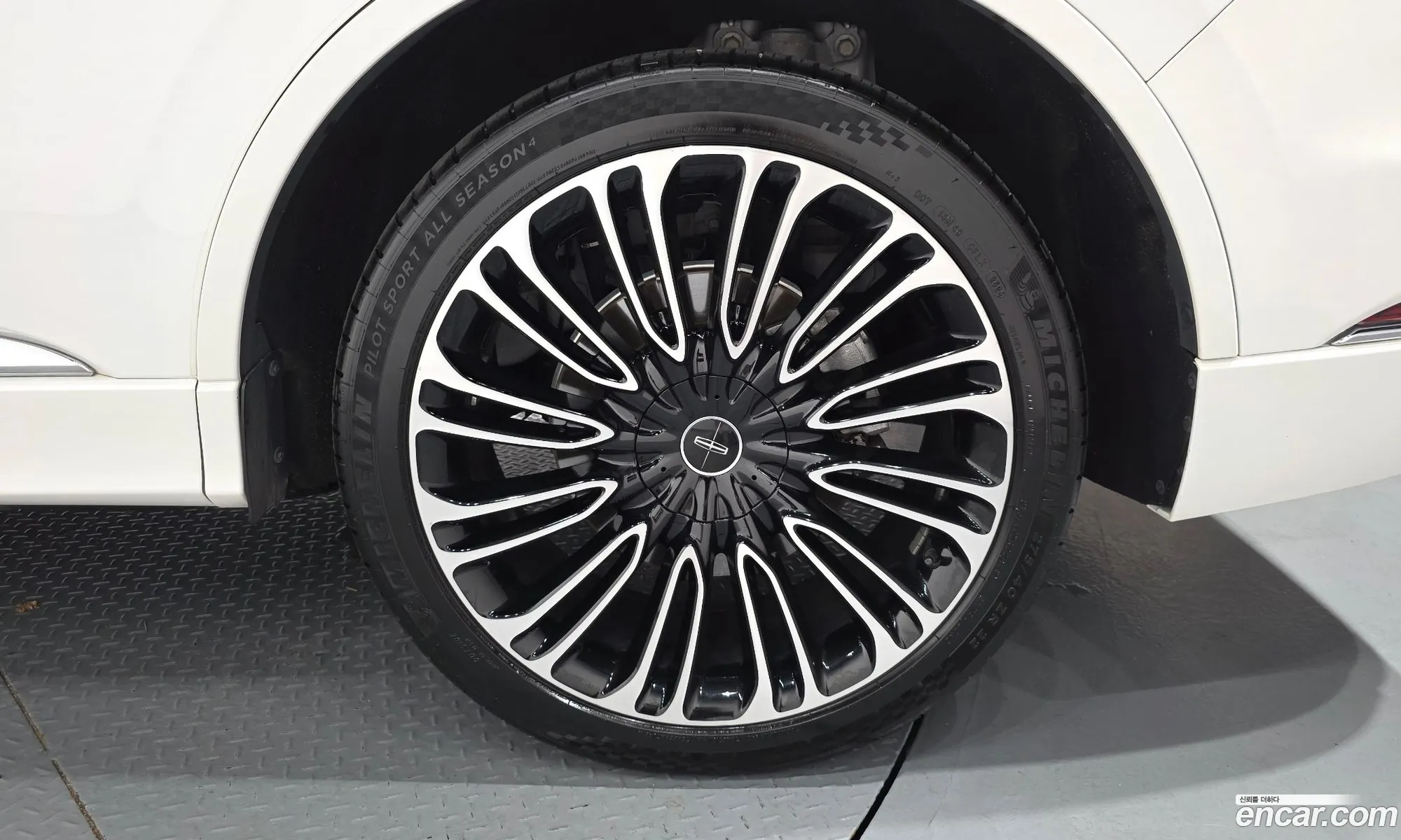 Lincoln Aviator 2020 5LM5J9XC2LGL33134 — 5