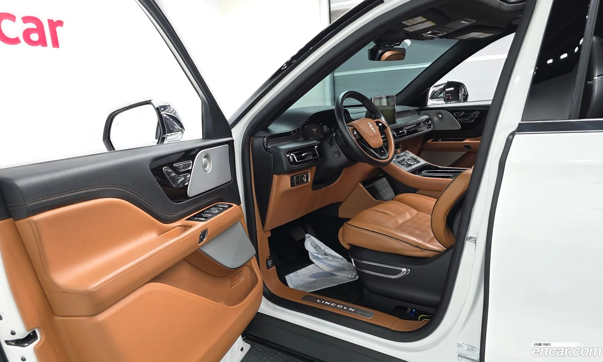 Lincoln Aviator 2020 5LM5J9XC2LGL33134 — 23